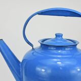 Cruche en métal émaillé bleu.