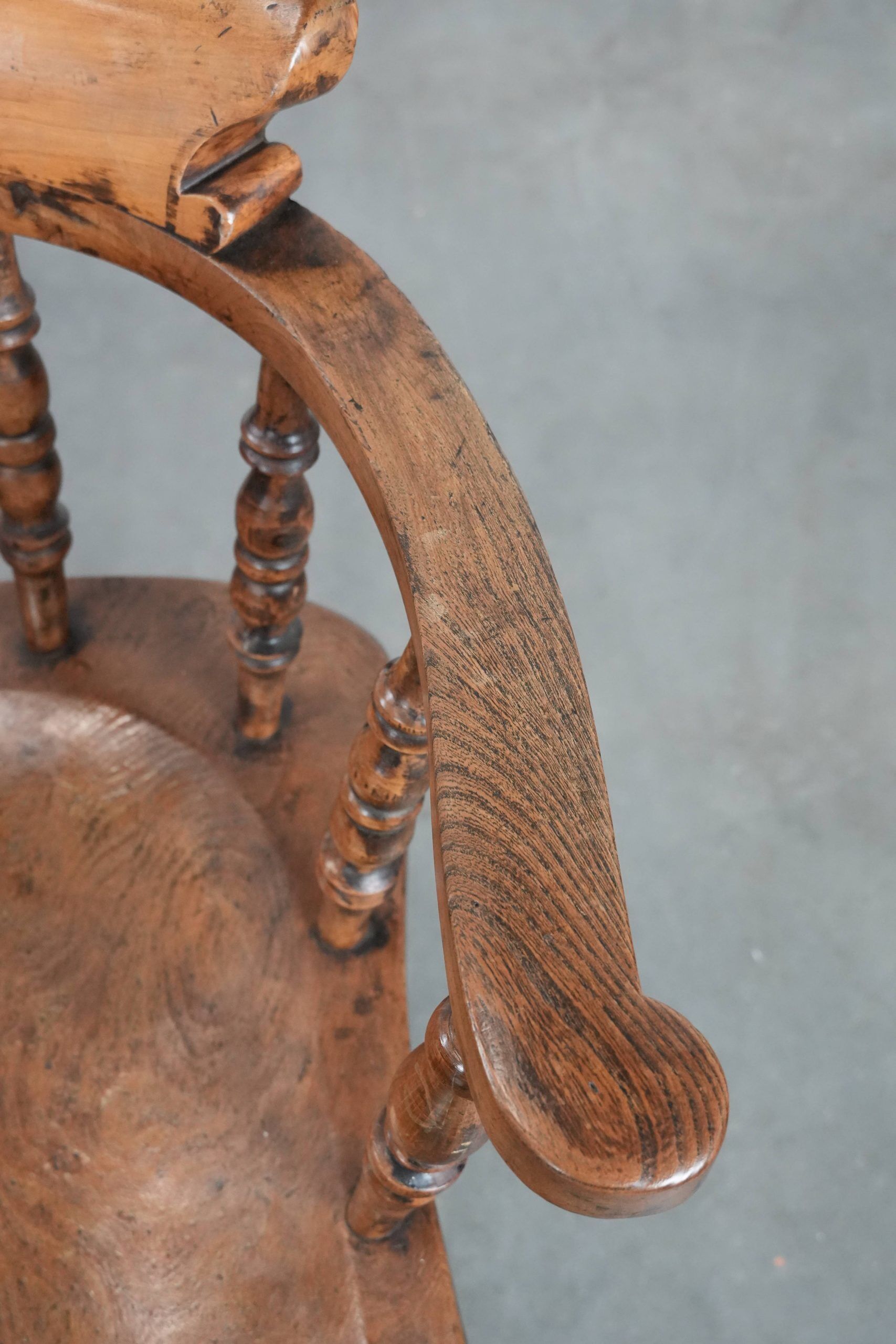 Set of 2 antique English captain's chairs/desk chairs from the 19th century