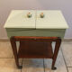 Travailleuse en bois verte pieds roulettes