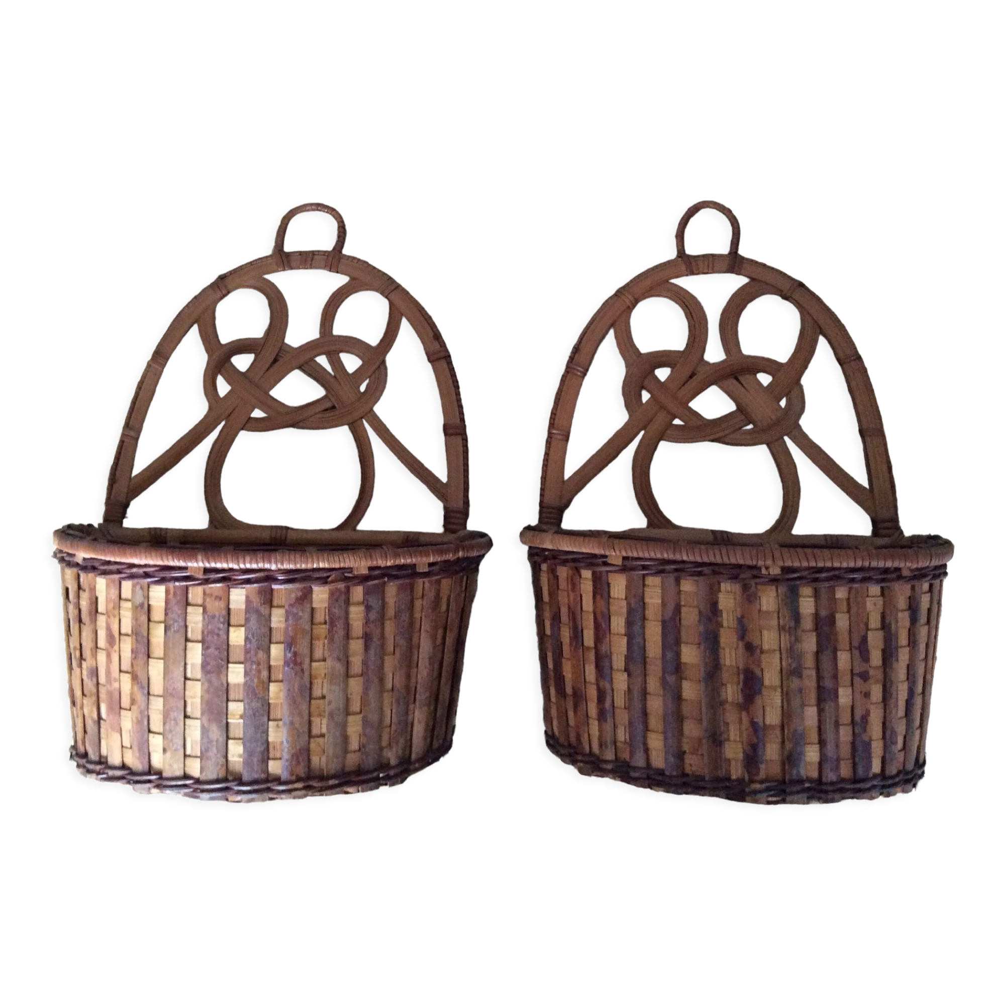 2 baskets to hang on the wall