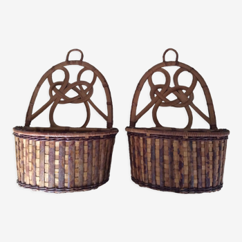 2 baskets to hang on the wall