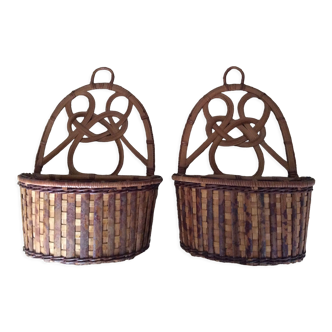 2 baskets to hang on the wall