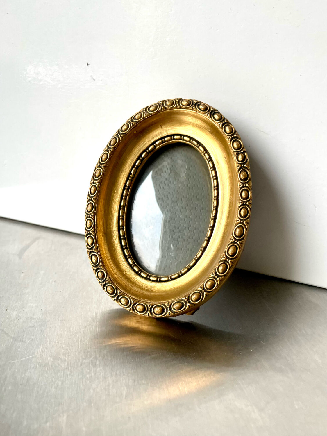 Antique Oval Frame gilded wood measurements 13 cm x 9.5 Convex glass