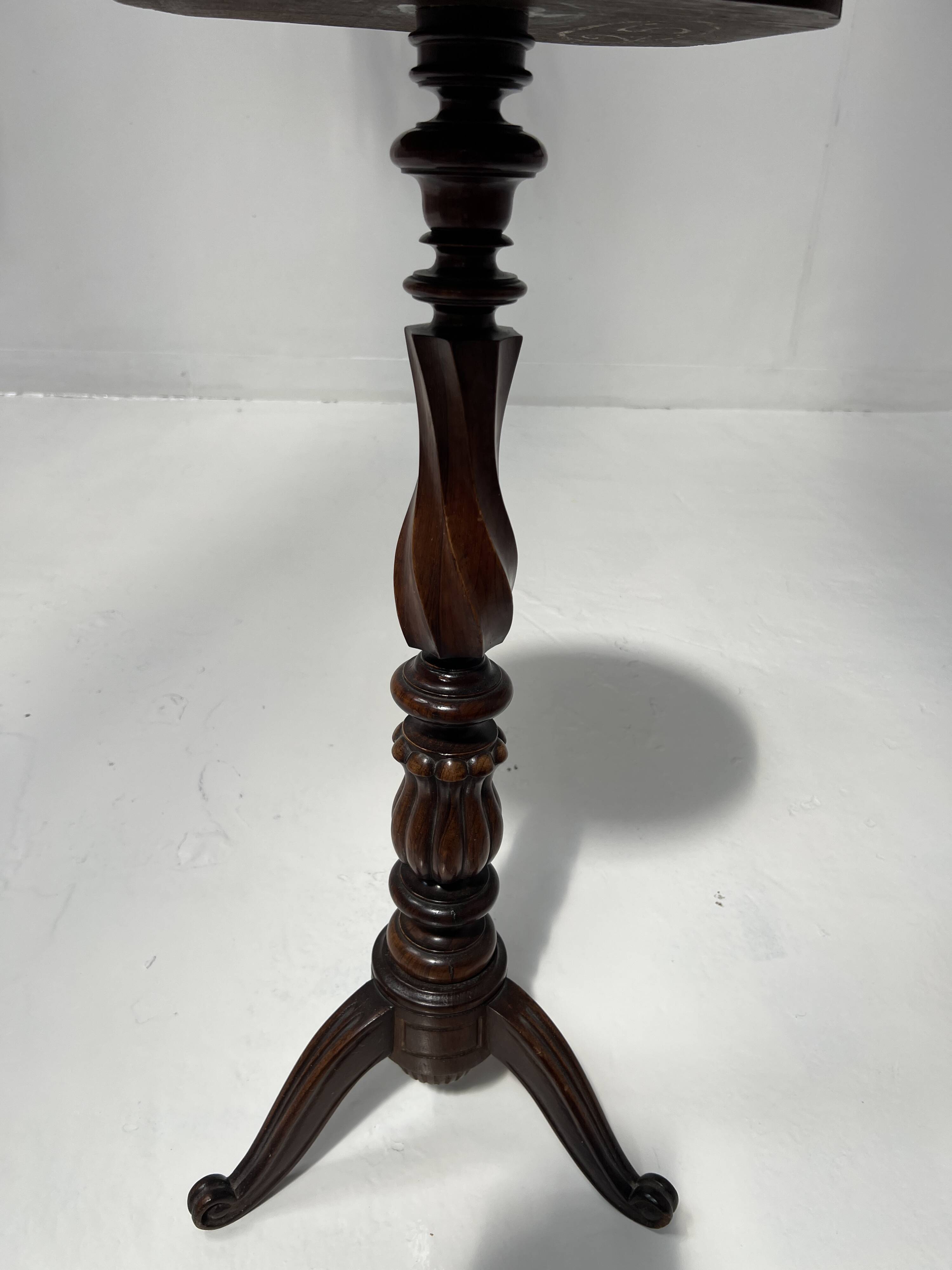 Napoleon III style gueridon in walnut and marble, 20th century.