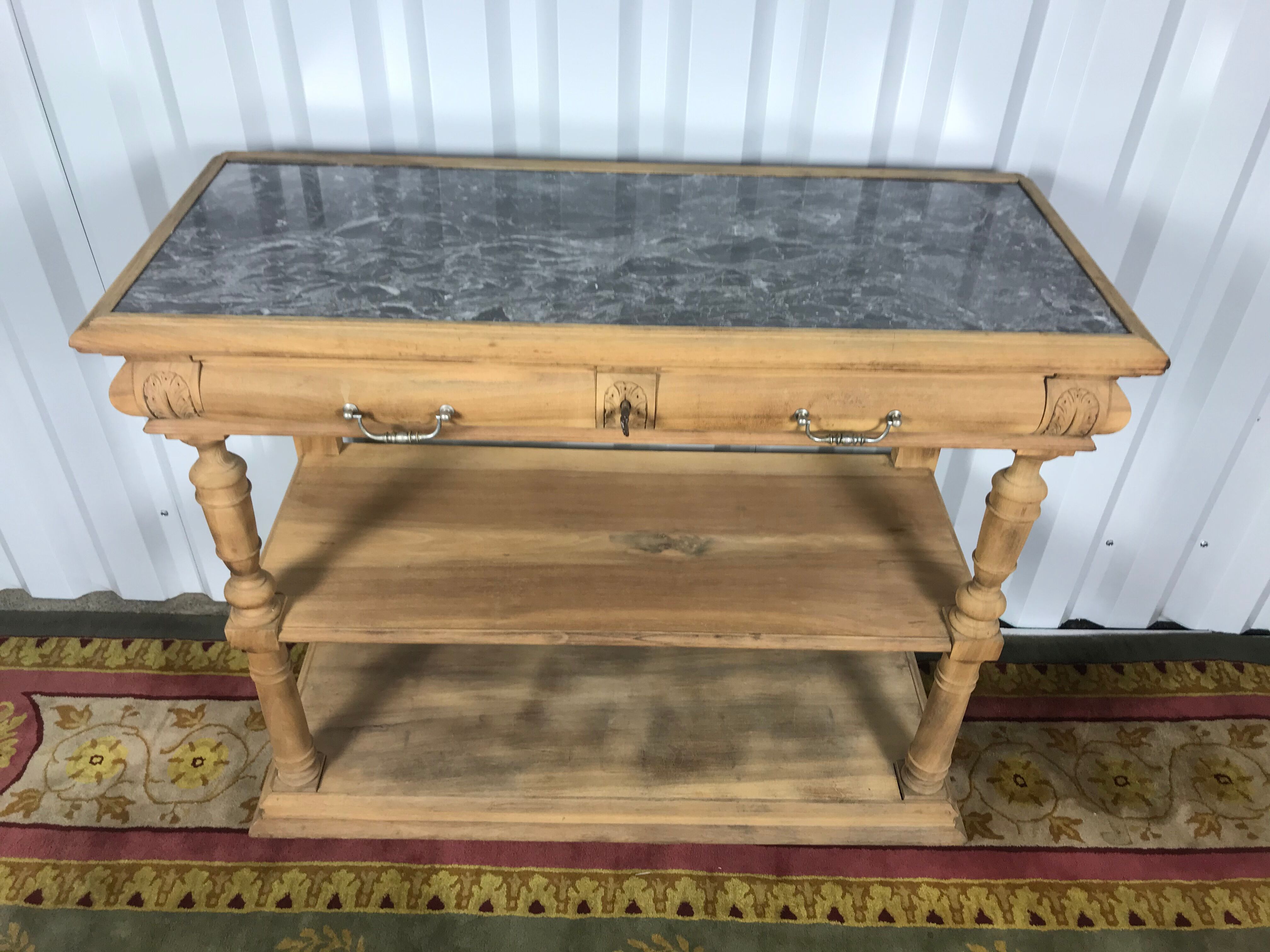 Console Henri II noyer aéro gommé et marbre