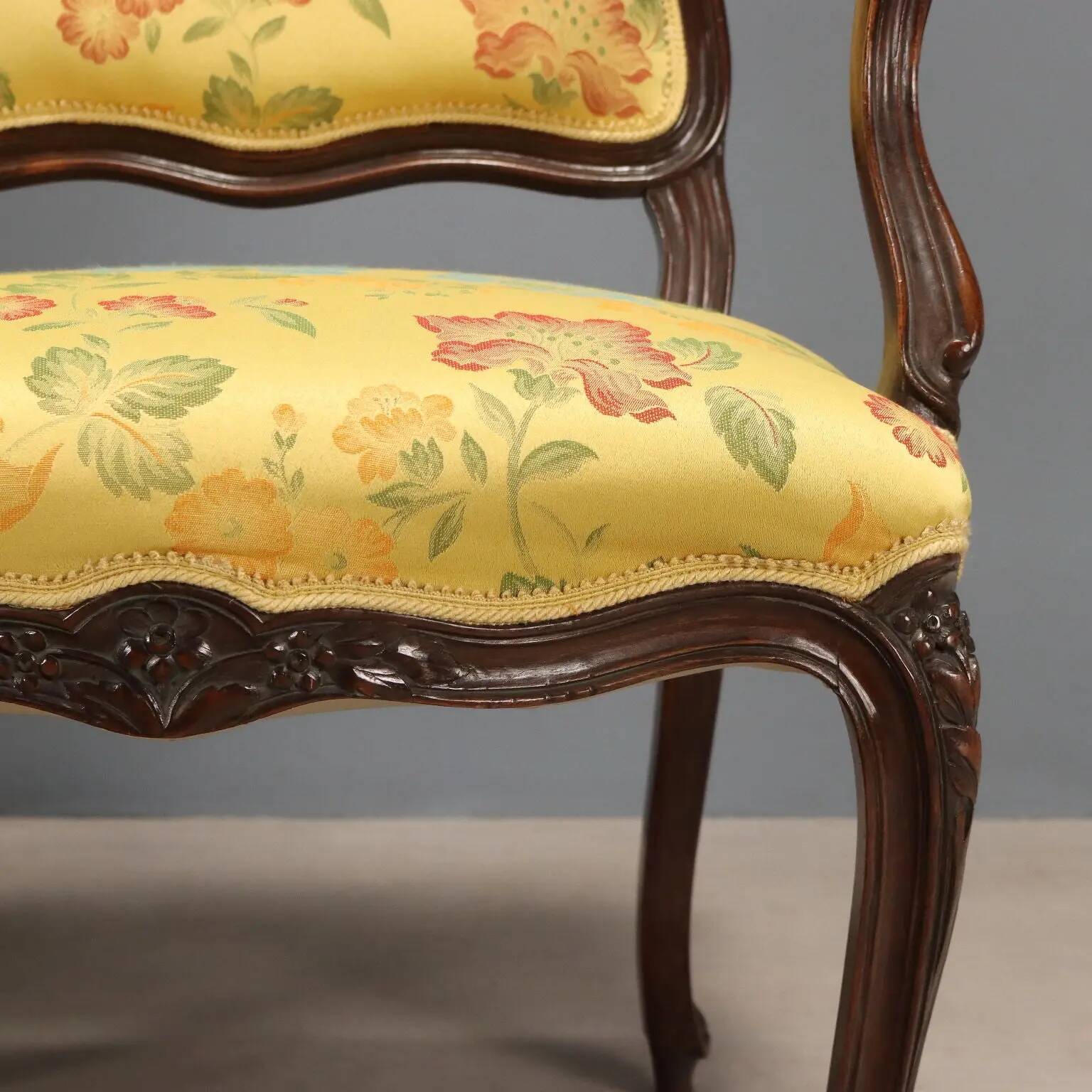 Fauteuils anciens style baroque en noyer sculpté XIX-XX siècle