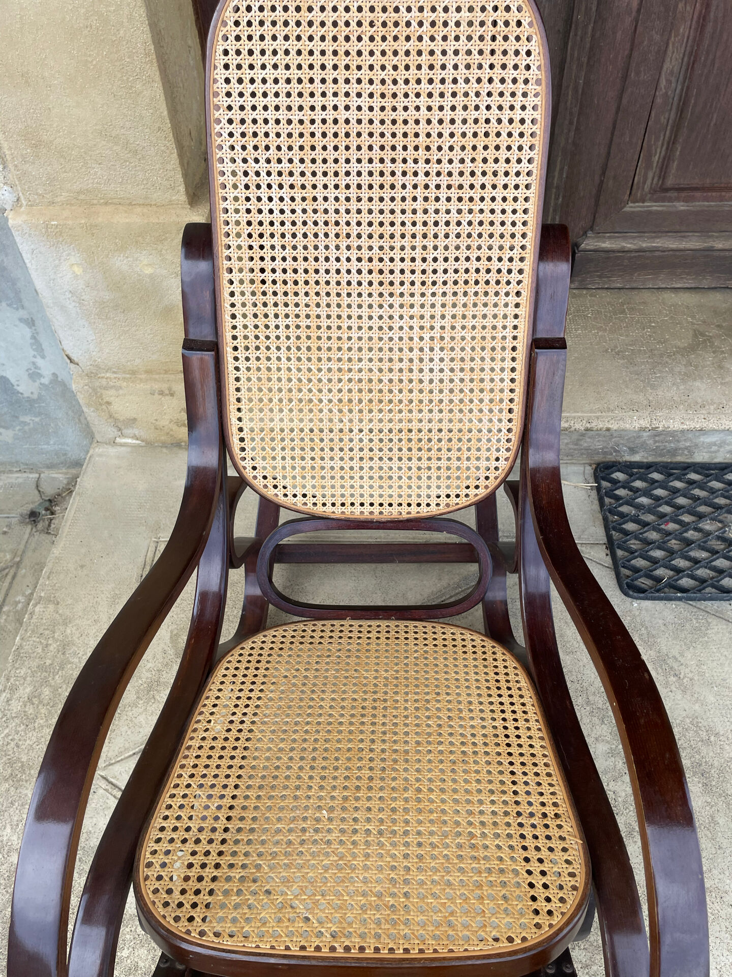 Rocking-chair en bois courbé et cannage