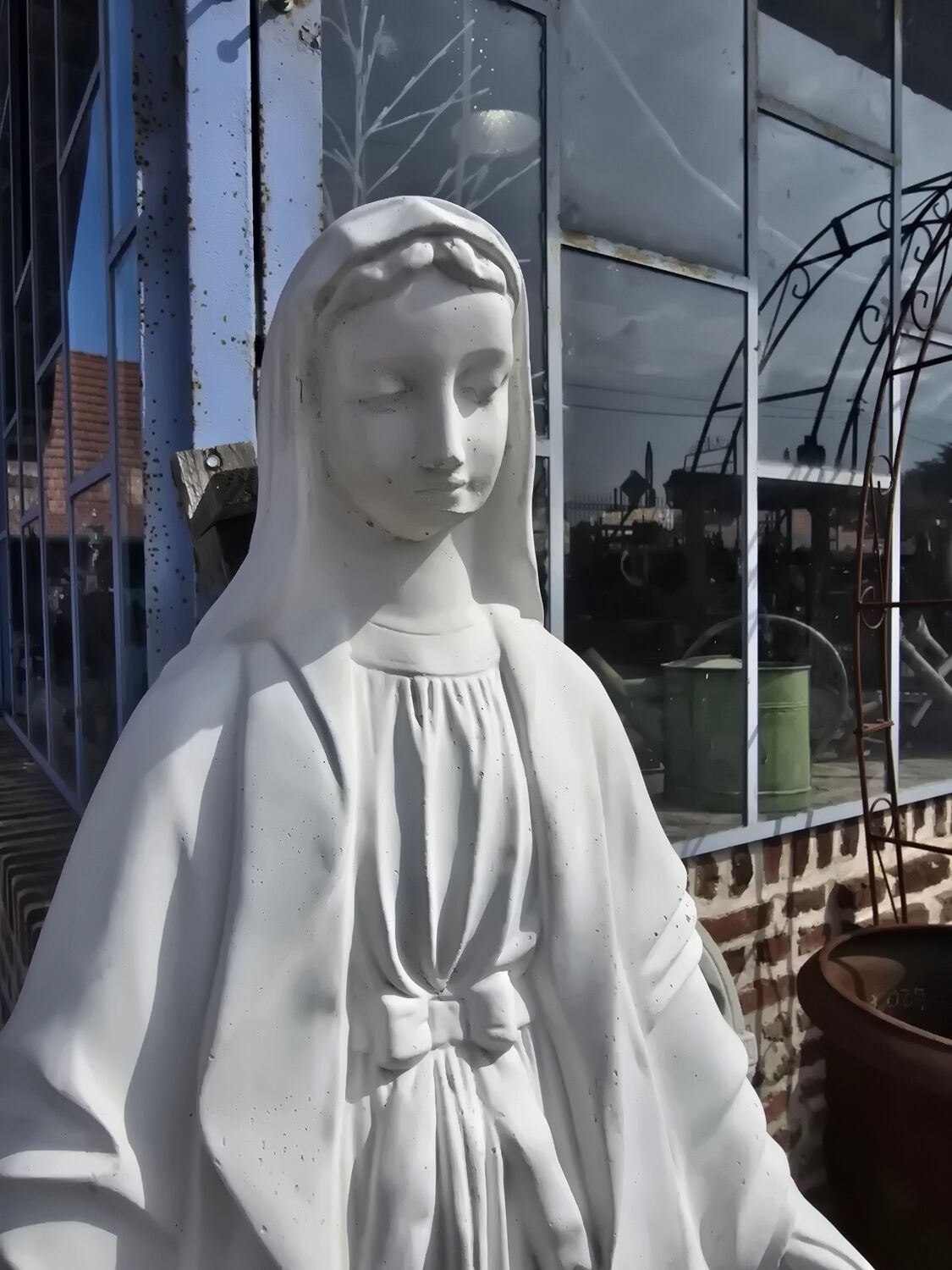Statue de la Sainte Vierge en pierre