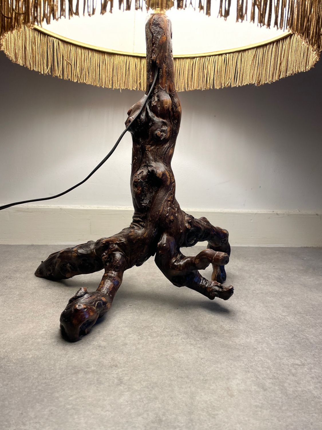 Lampe brutaliste pied de vigne