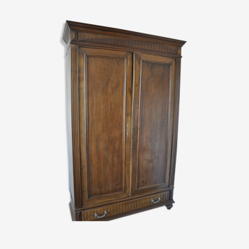 Armoire ancienne en noyer avec penderie