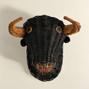 Rare trophée tête de taureau en osier polychrome, vers 1950