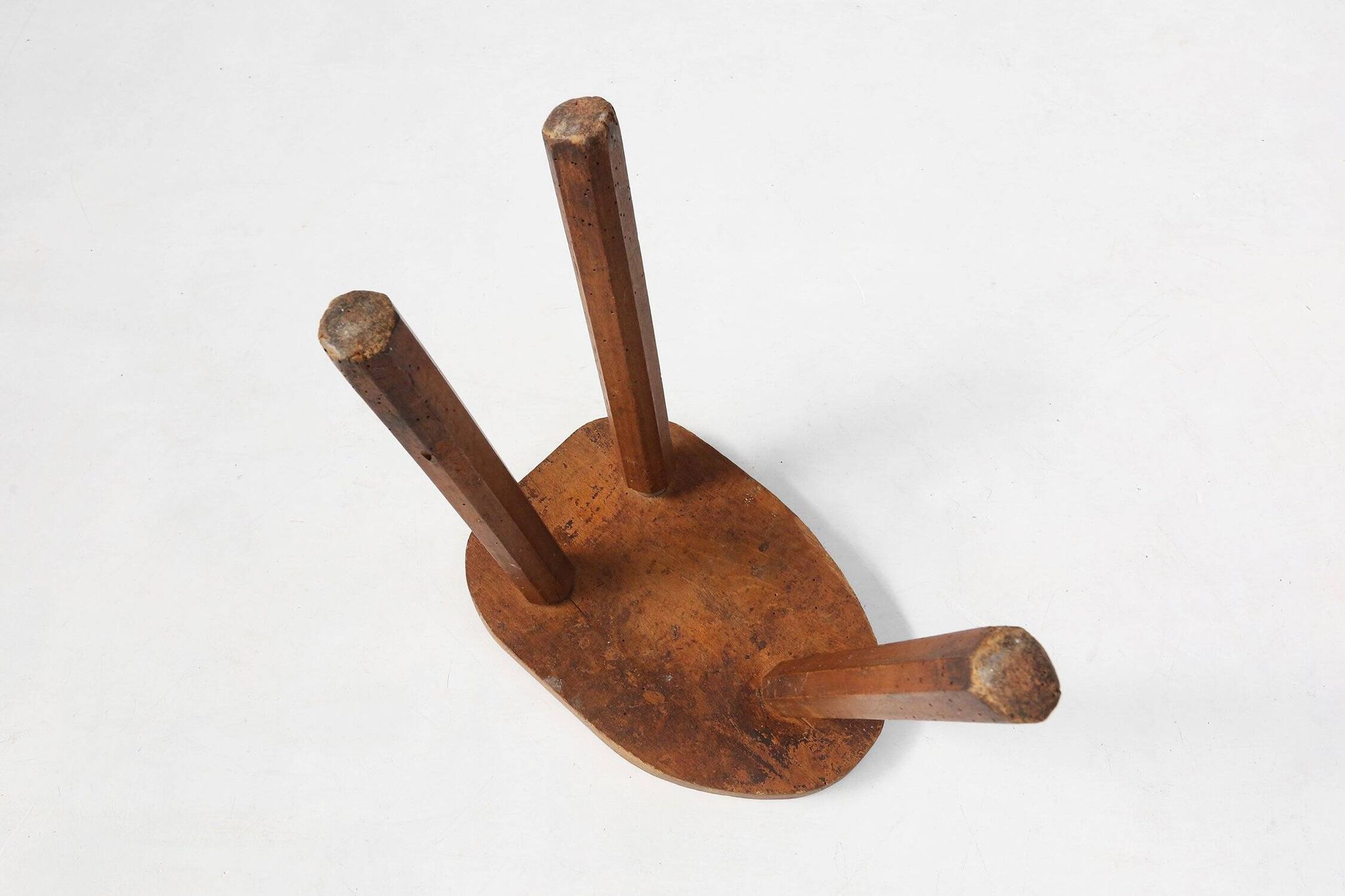 Tabouret en bois rustique sur trépied, France années 1920