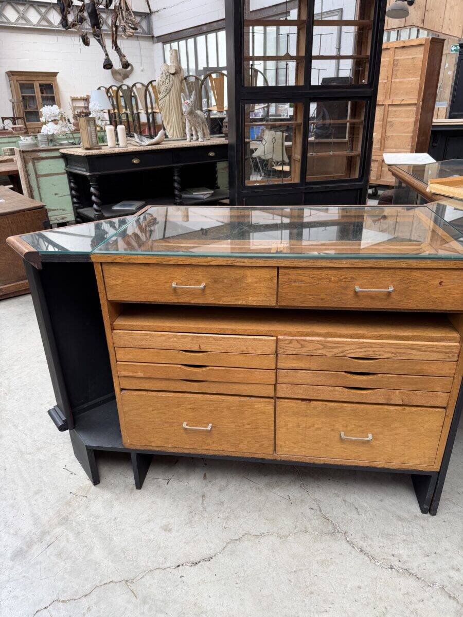 Ancien comptoir vitrine d’angle de maroquinier