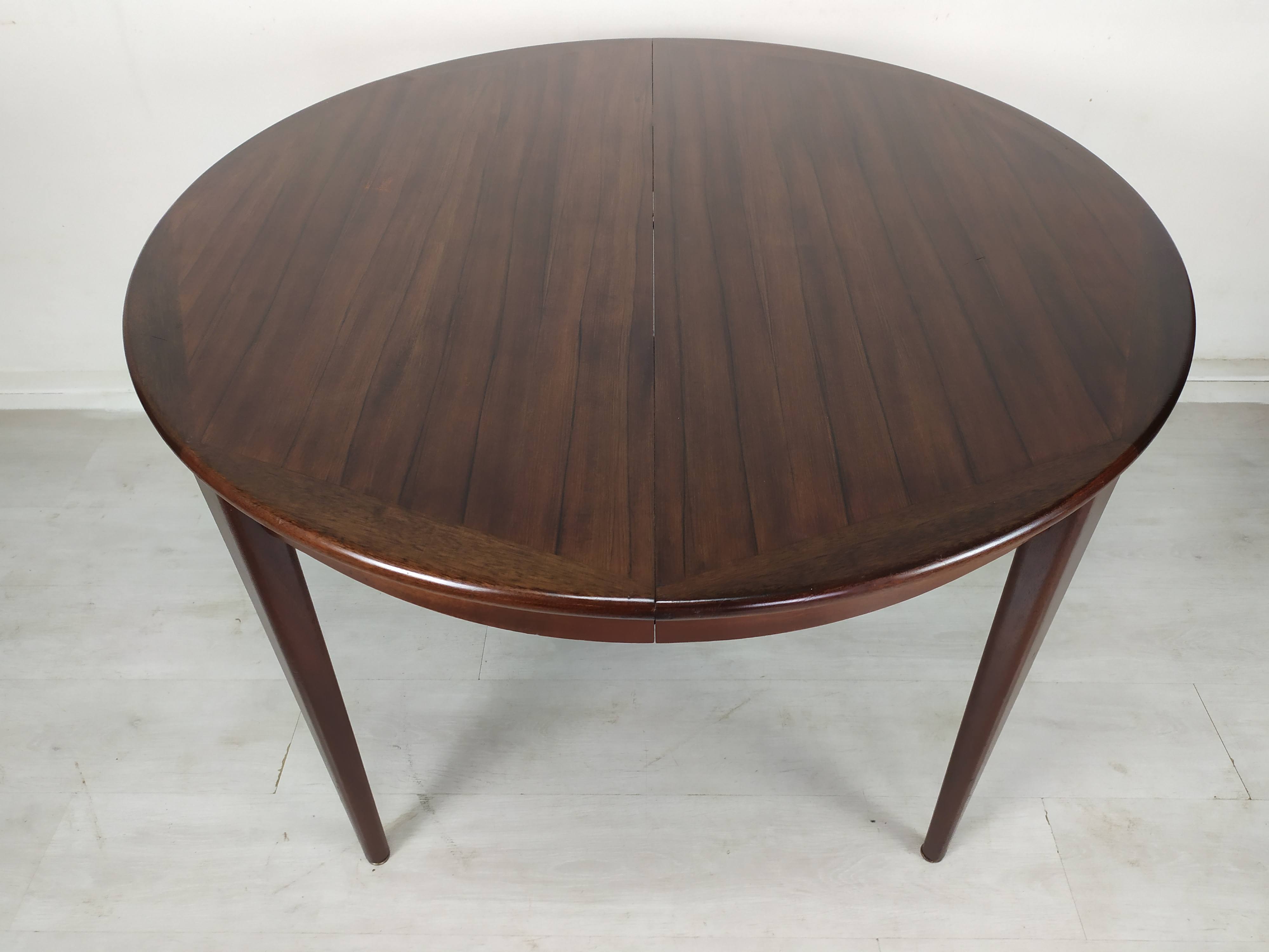 Scandinavian extendable table