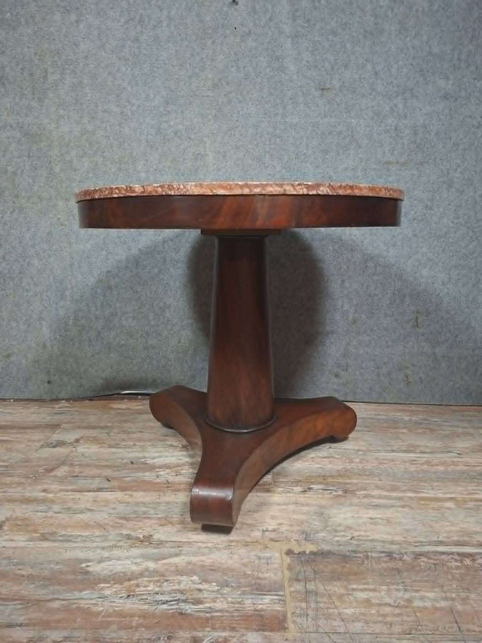 Empire guéridon table in solid mahogany and mahogany veneer.