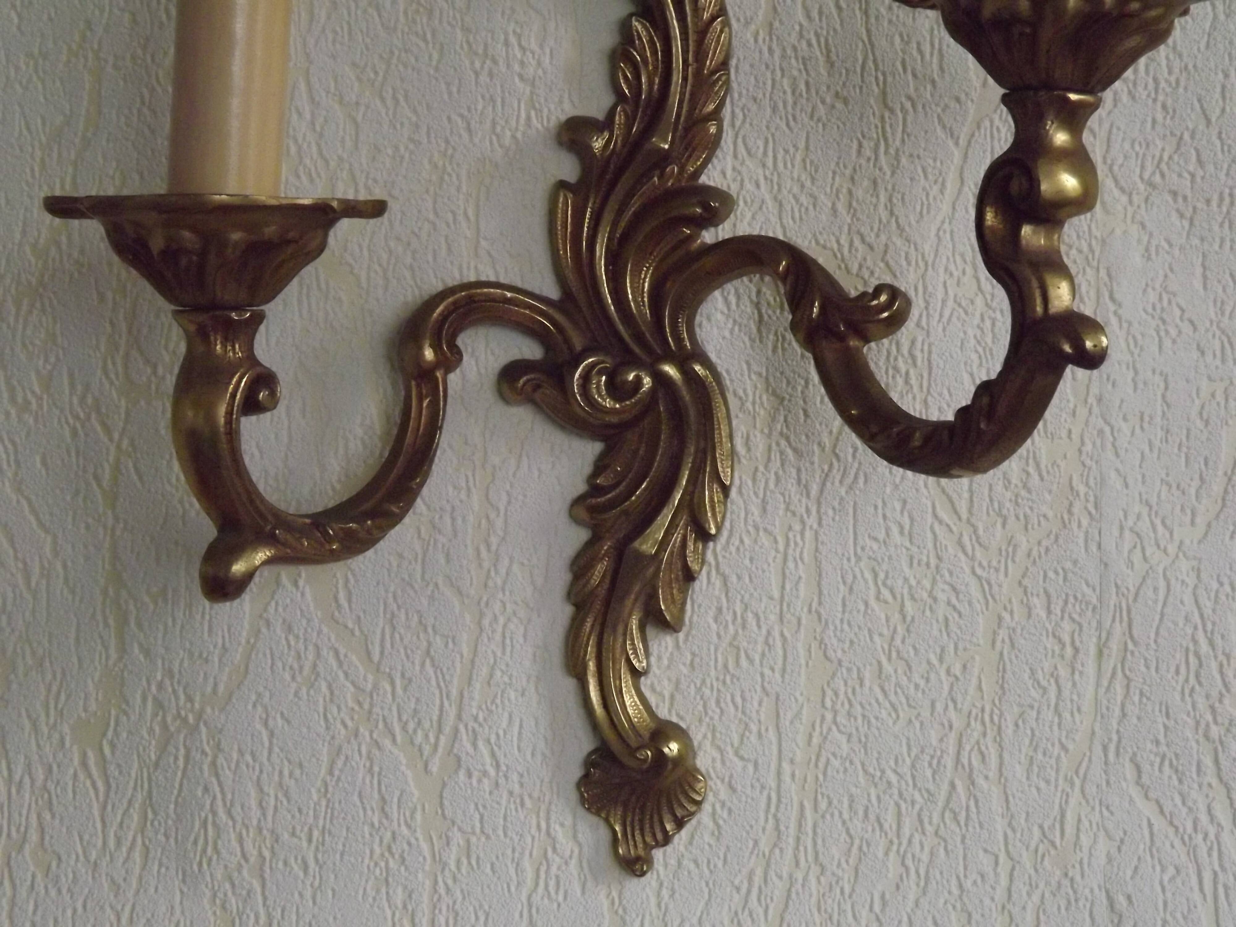 Vintage French bronze wall sconce with acanthus leaves and two light arms 51