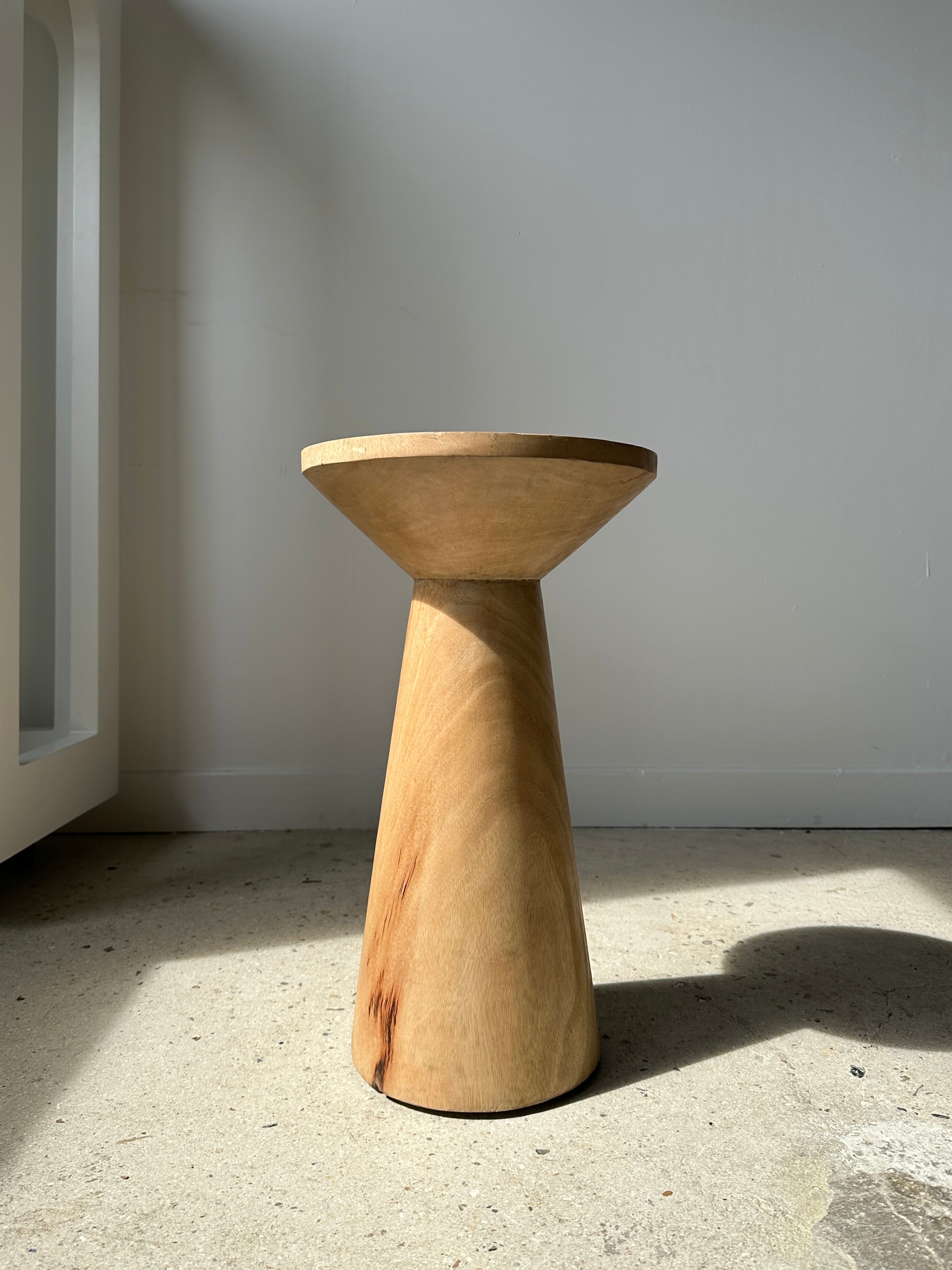 Side table, end of sofa in natural mango monoxyl conical tray H:50cm