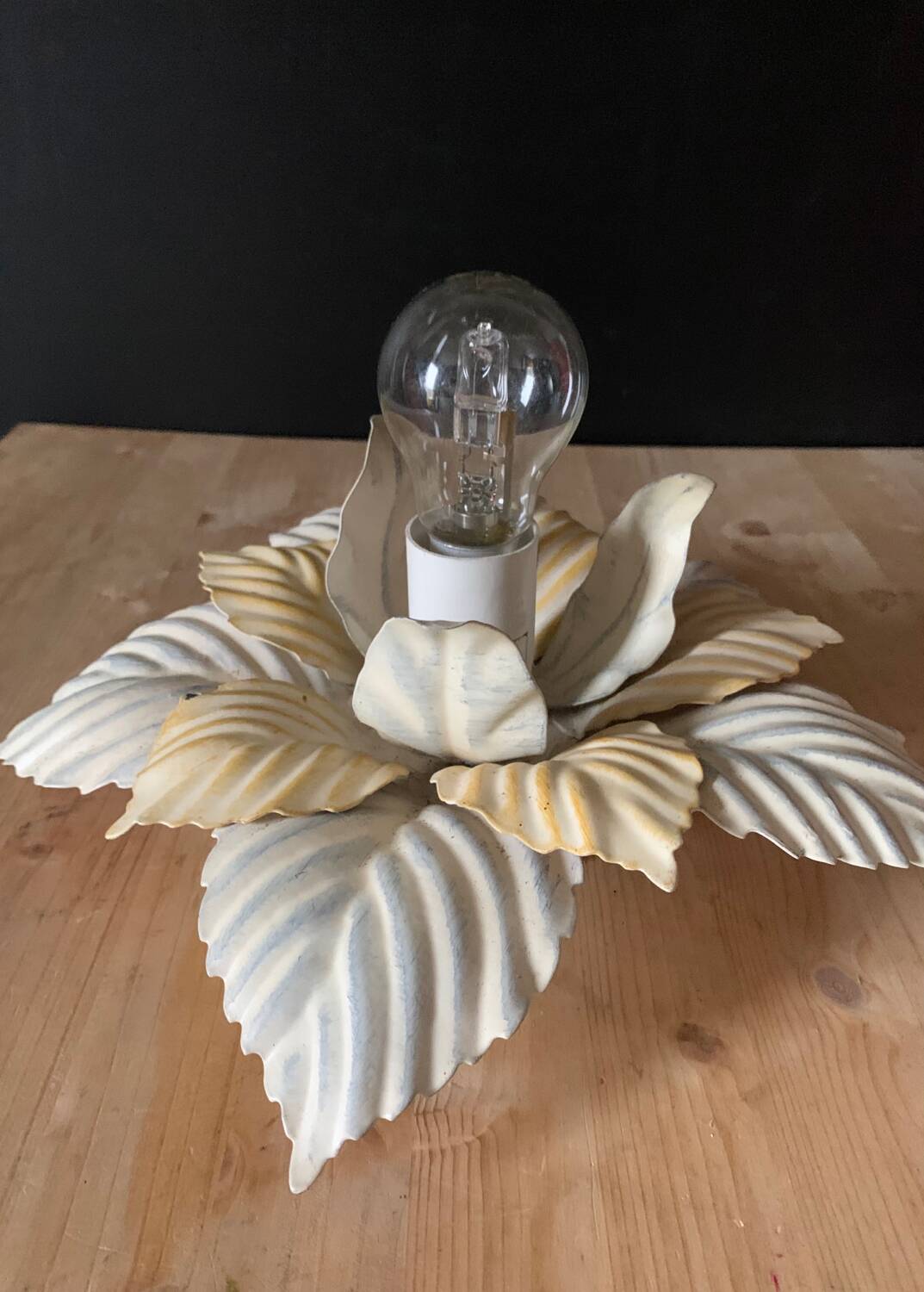 Flower wall lamp