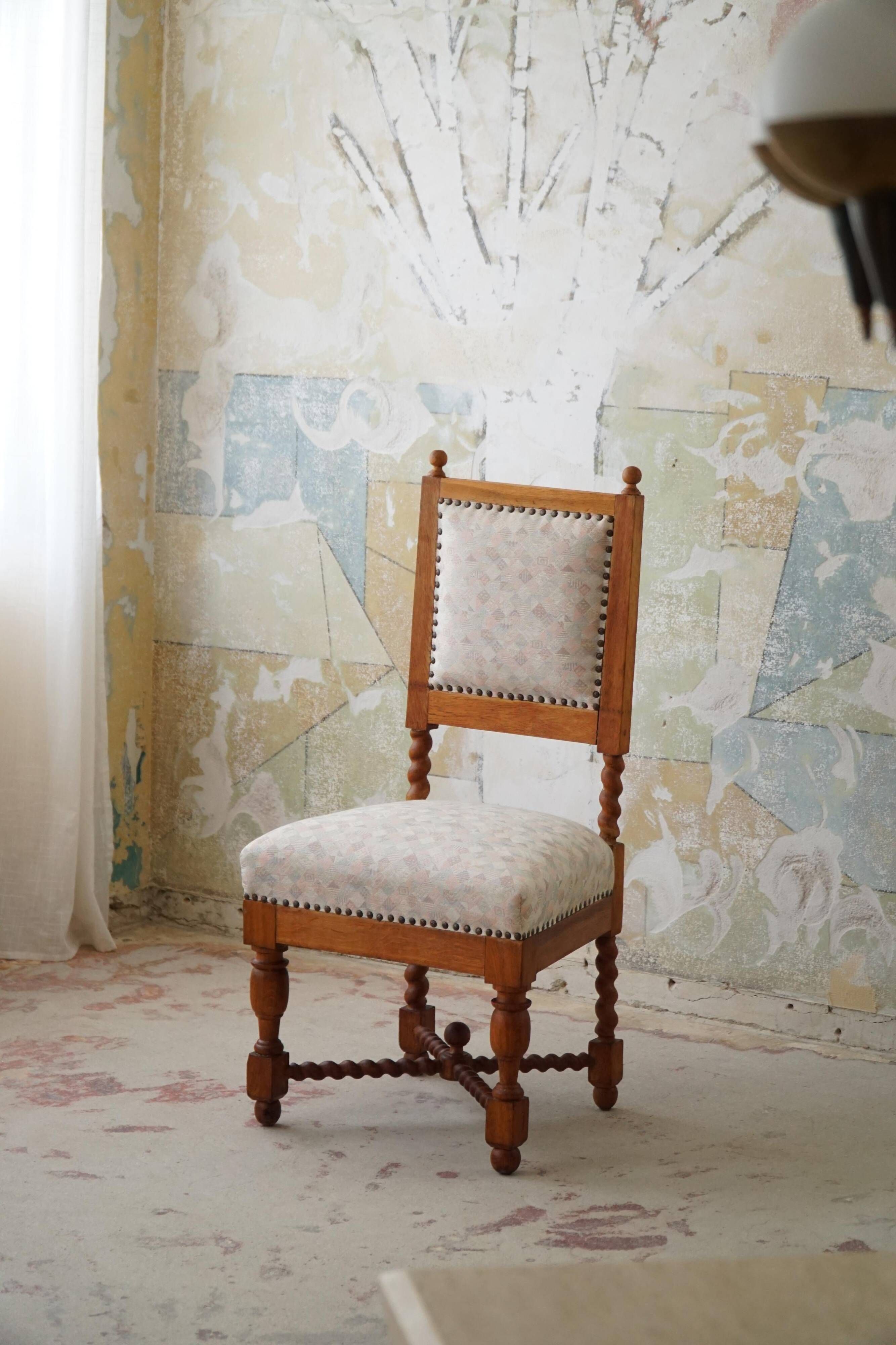 English baroque-style chair with twisted oak legs, 1920s.