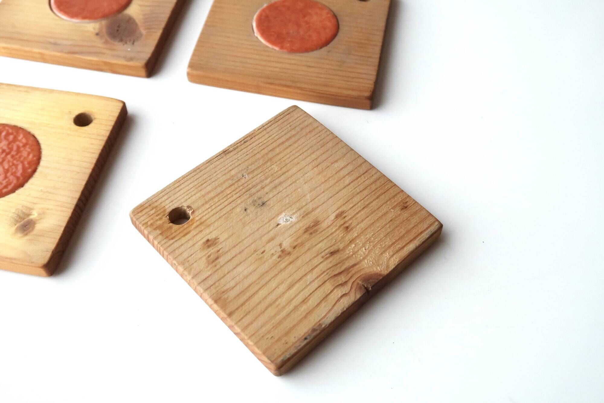 Six coasters in wood and orange ceramic, 70s