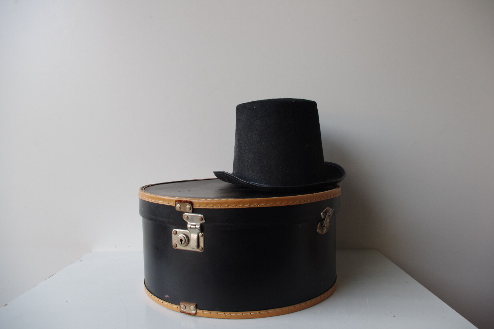 Black Suitcase for hats 60s.