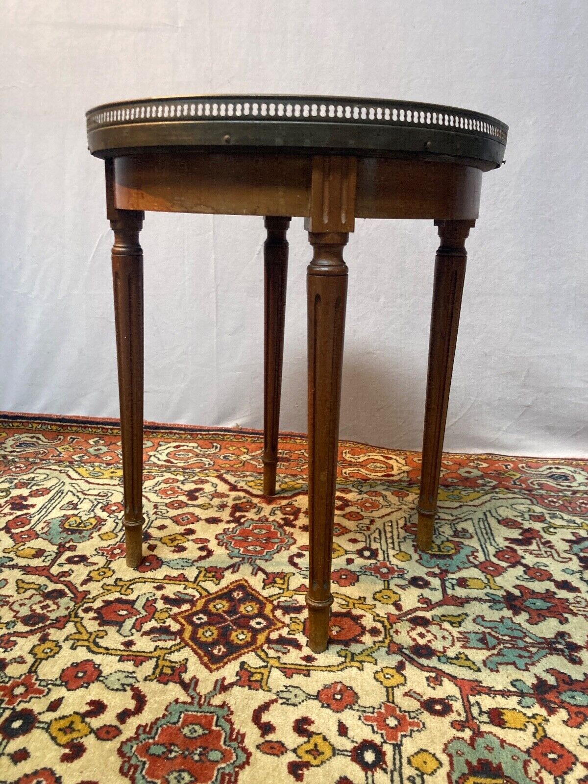 Table hot water bottle top in white marble