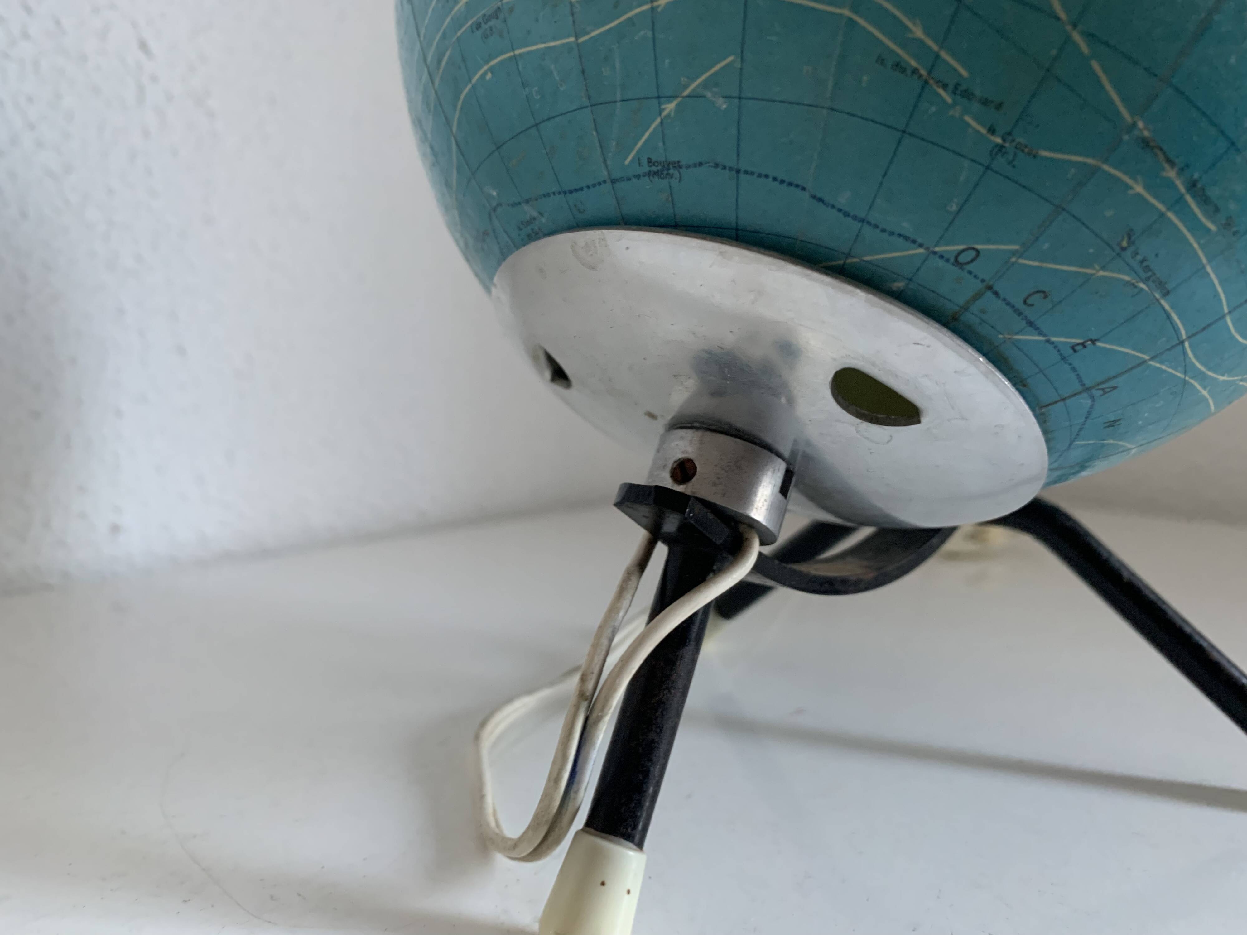 Vintage 1972 globe, terrestrial world map, glass, tripod - 22 cm