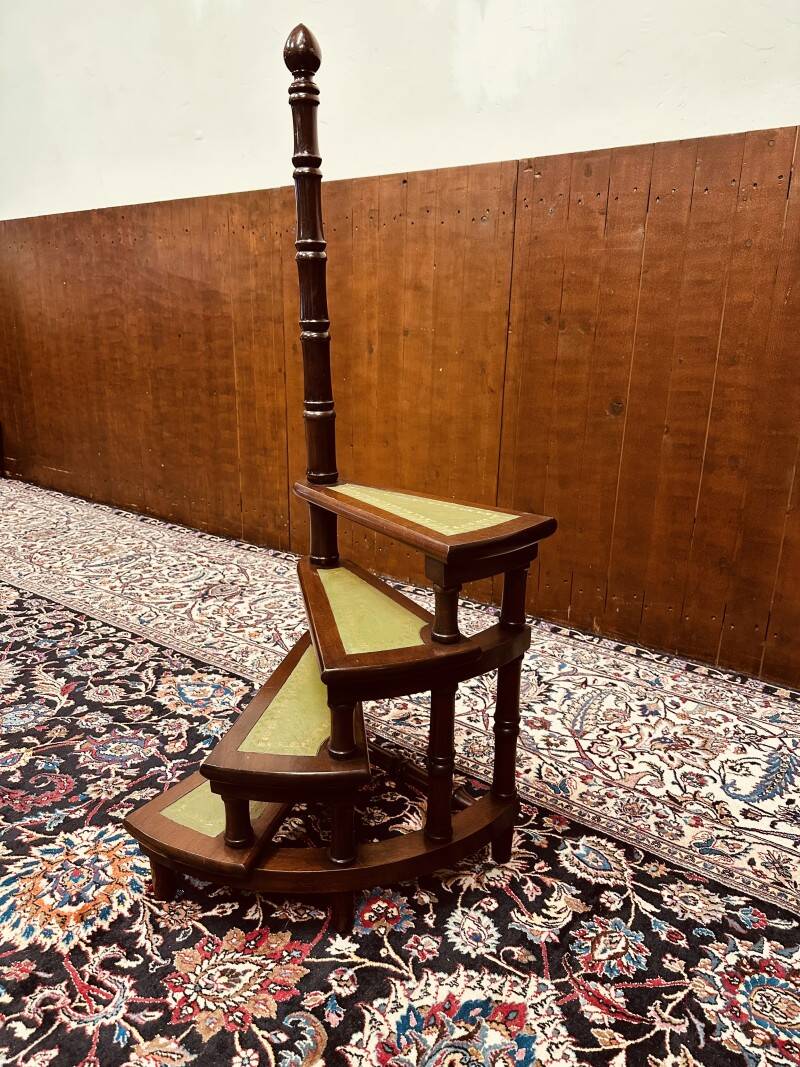 Escalier de bibliothèque antique