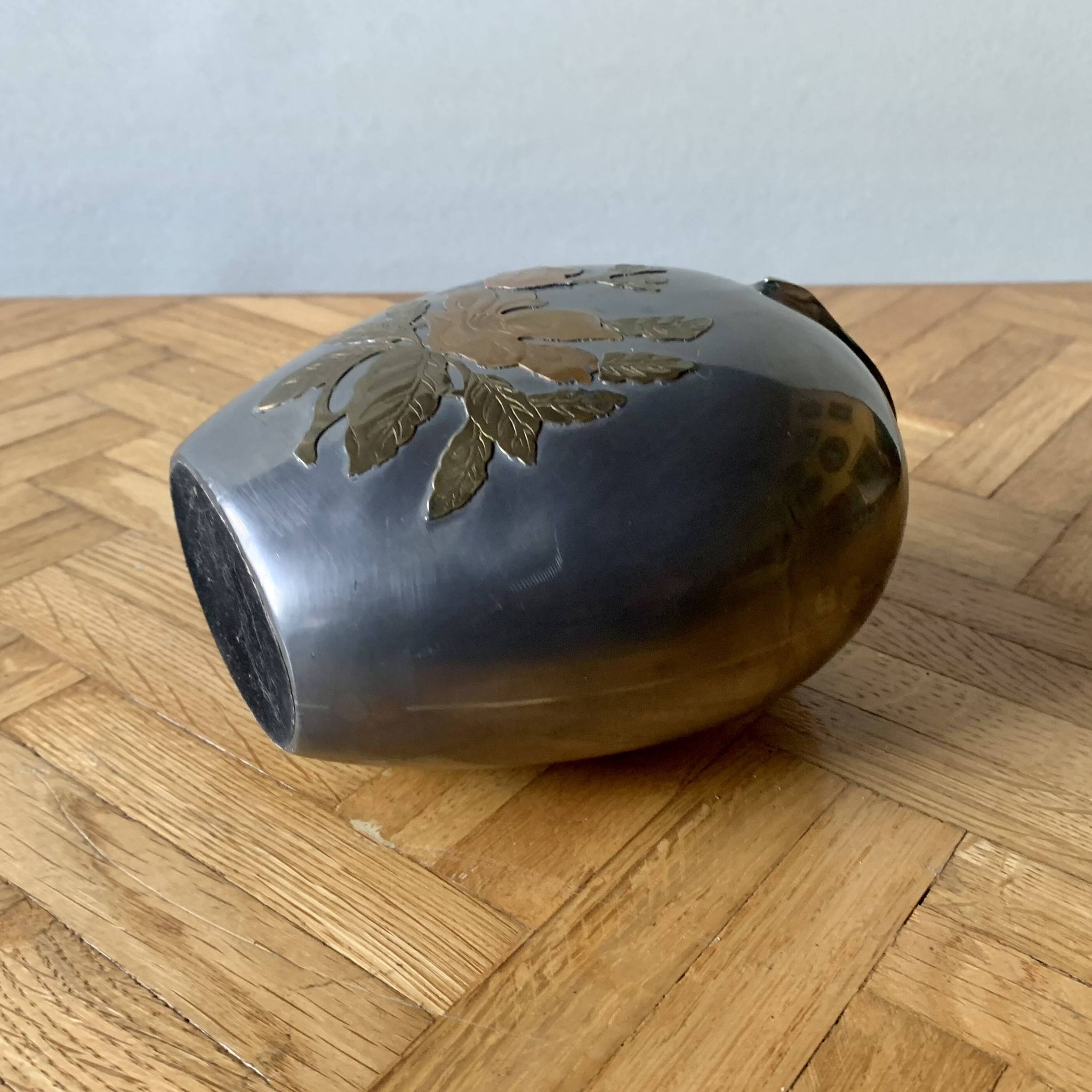Petit vase en étain orné de fleurs en laiton
