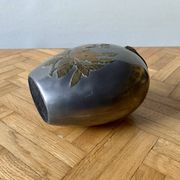 Petit vase en étain orné de fleurs en laiton