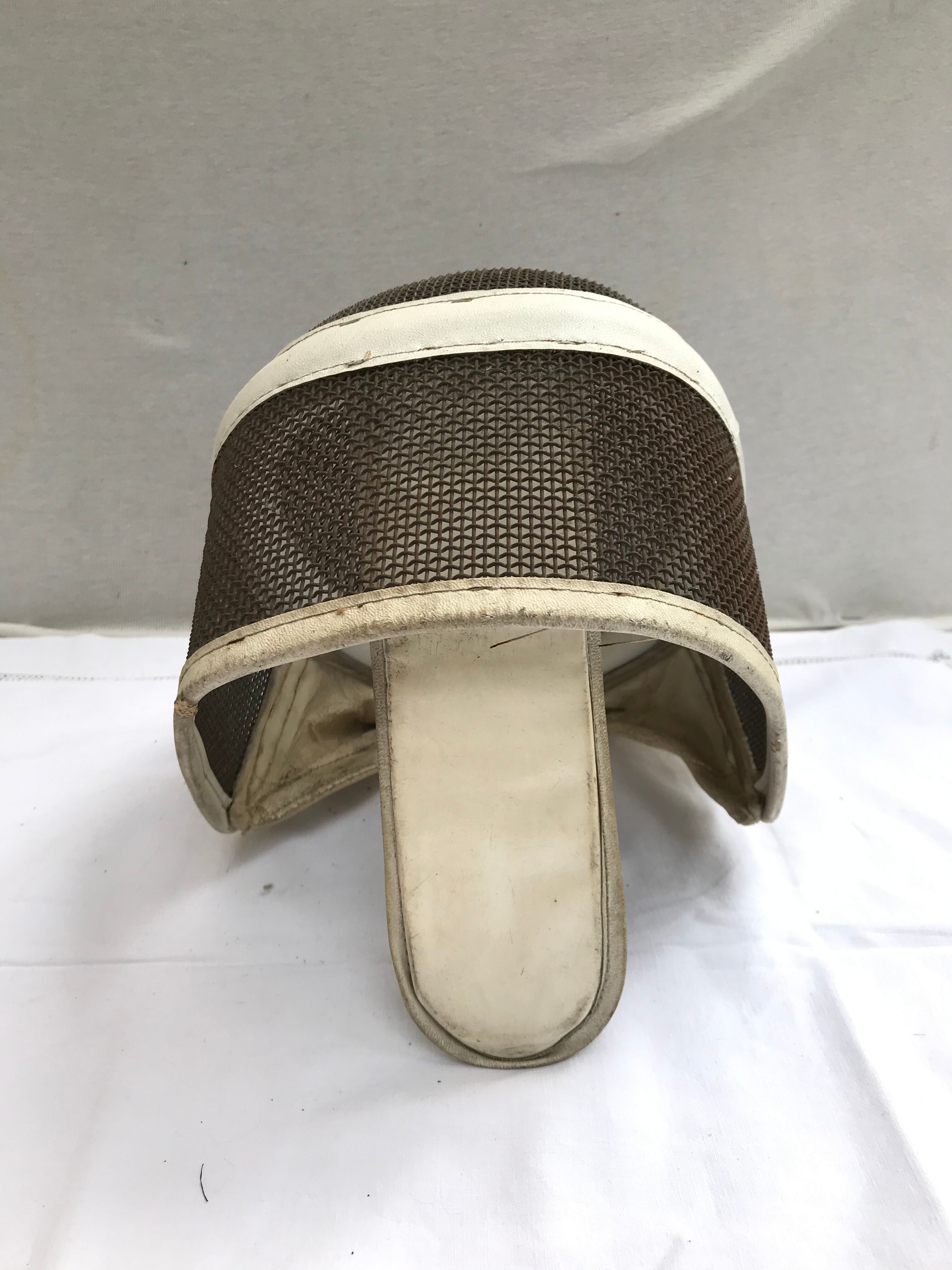 Former pair fencing fencing metal grid, white leather vintage sport