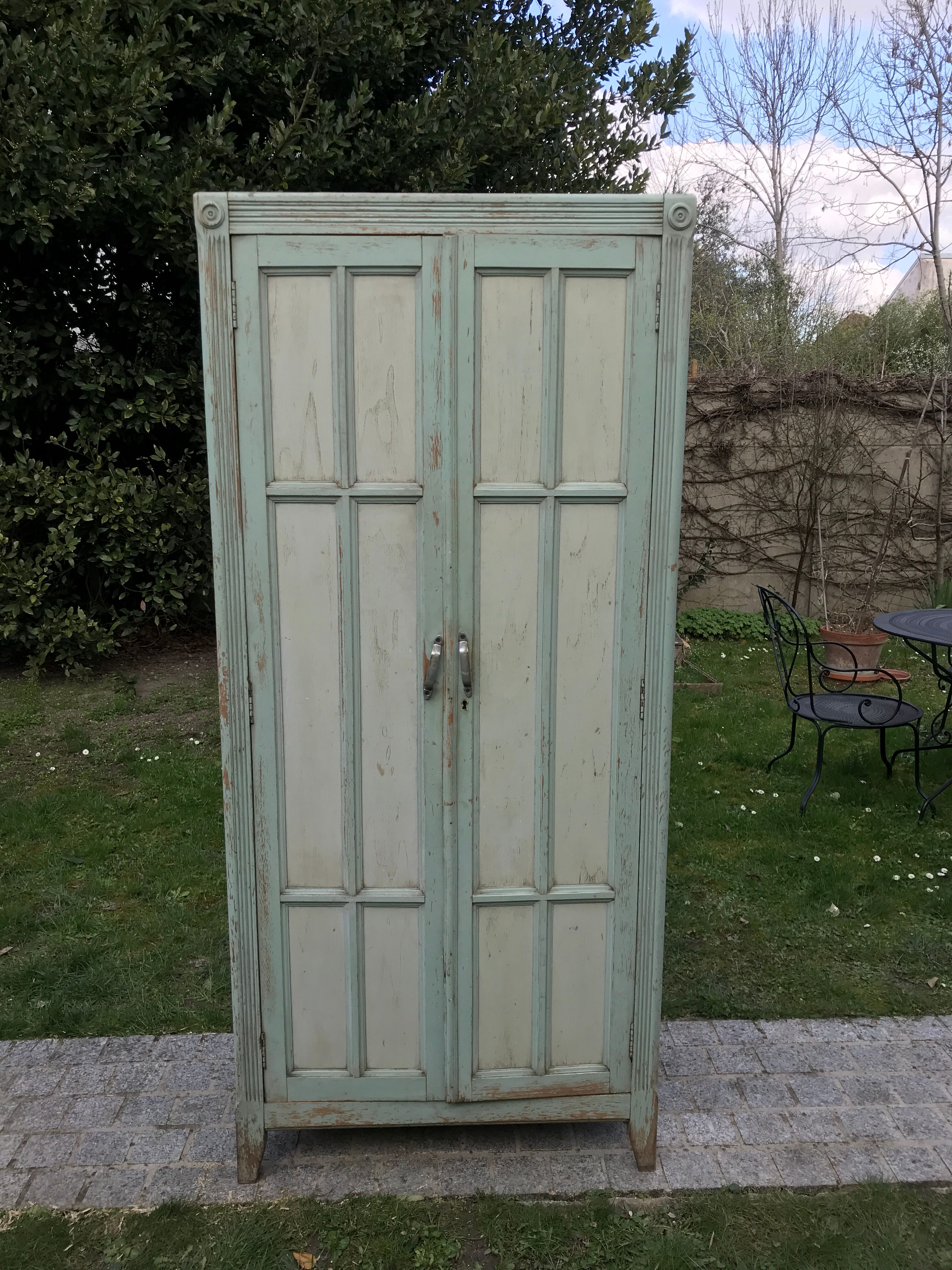 Armoire parisienne verte à panneaux vintage 1940/1950