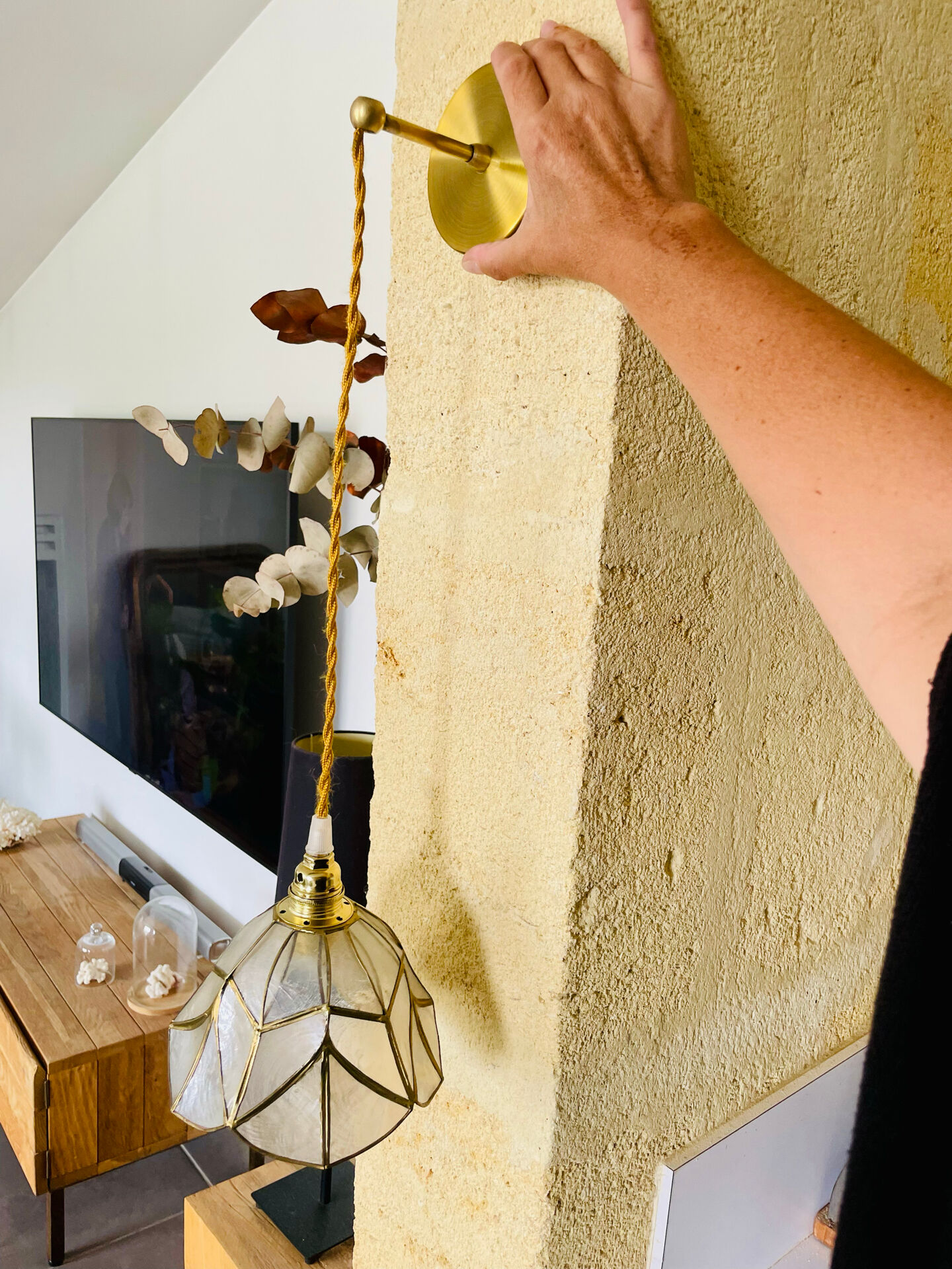 Italian lampshade applique from the 1970s in mother-of-pearl and gilded brass.