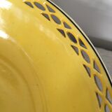 Duo plats de services anciens en porcelaine dentelée