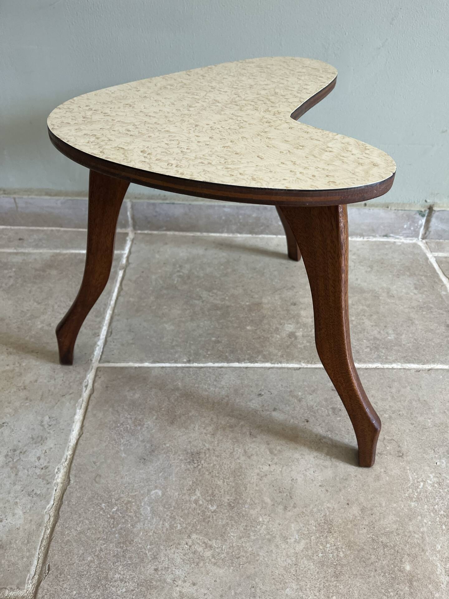 Small tripod side table in bean shape – 1950s/60s style