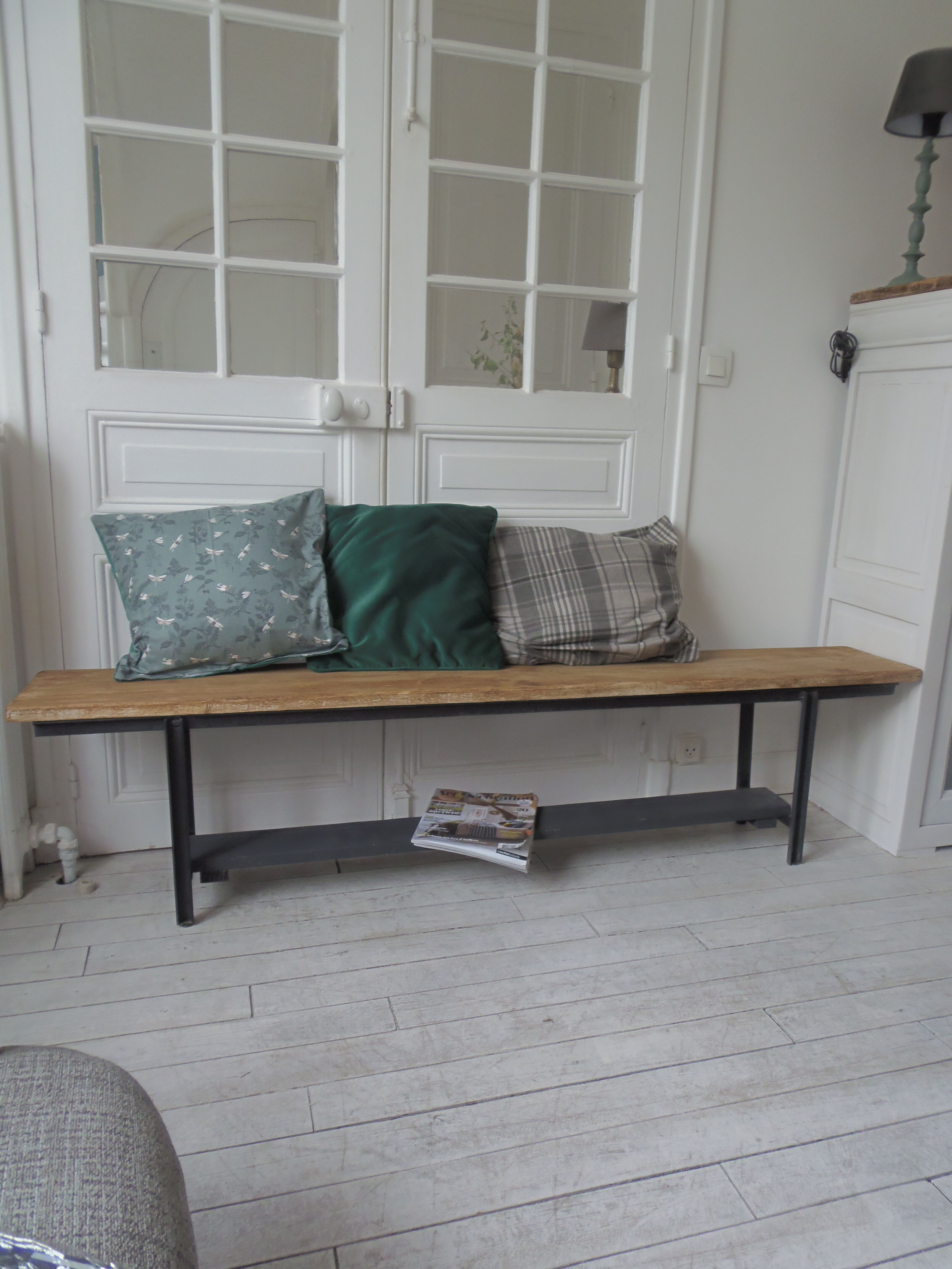 Bench metal structure and cross slate gray wood, waxed seat medium oak.