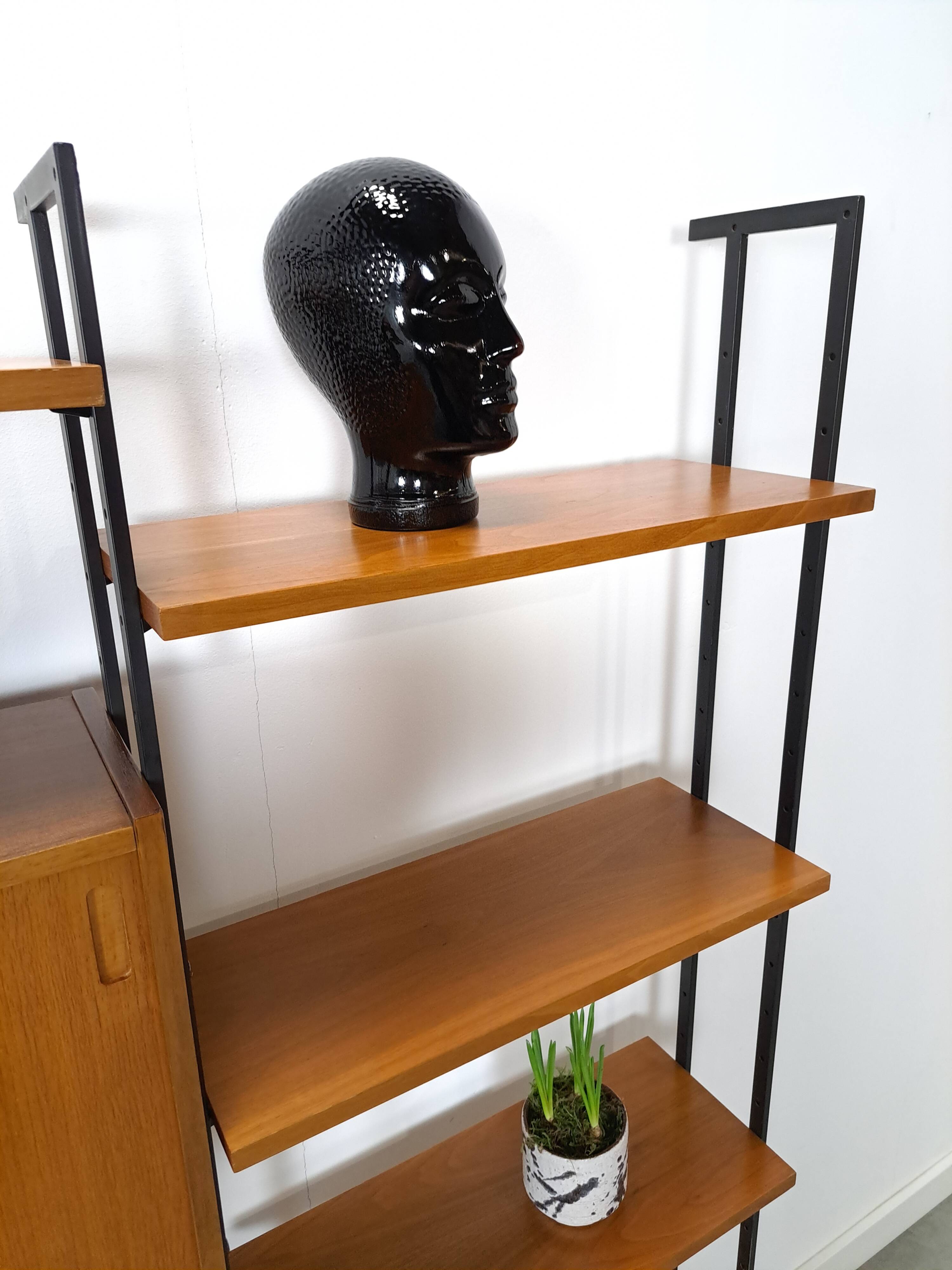 Modulair Omnia wandsysteem, Hilker, teak en zwart staal met legplanken