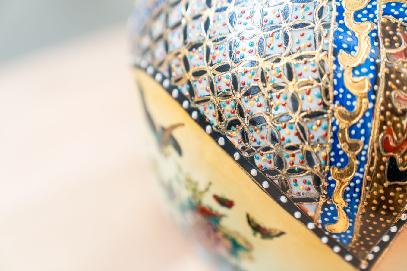 Vase en céramique chinoise peint à la main des années 1960