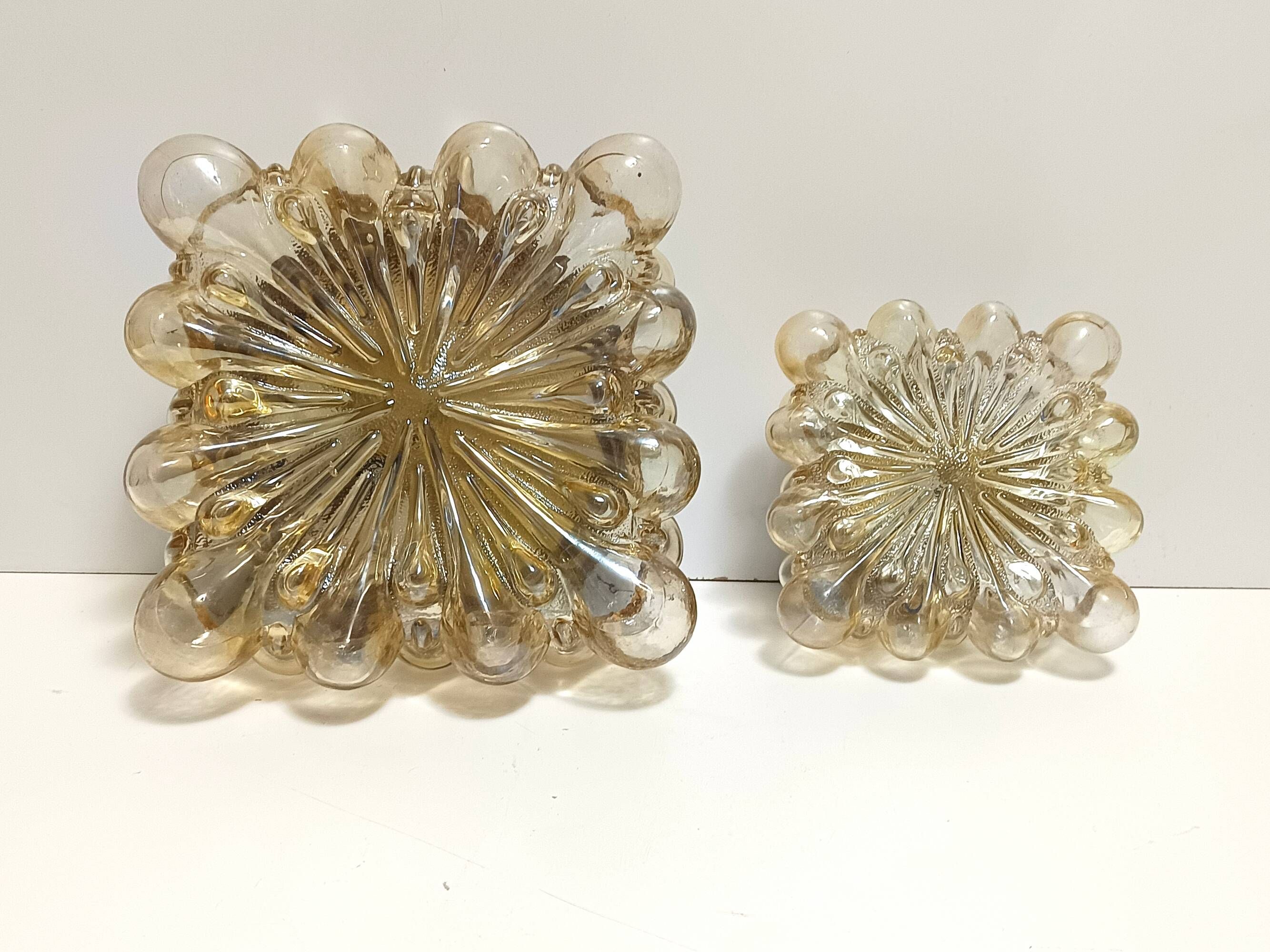 Broche Vintage N28 En Métal Doré Et Verre Ambré/irisé – Occasion Avec Léger Oxydation