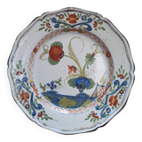 Assiette en faïence de l'est à décor d'une fleur de pavot à maturité