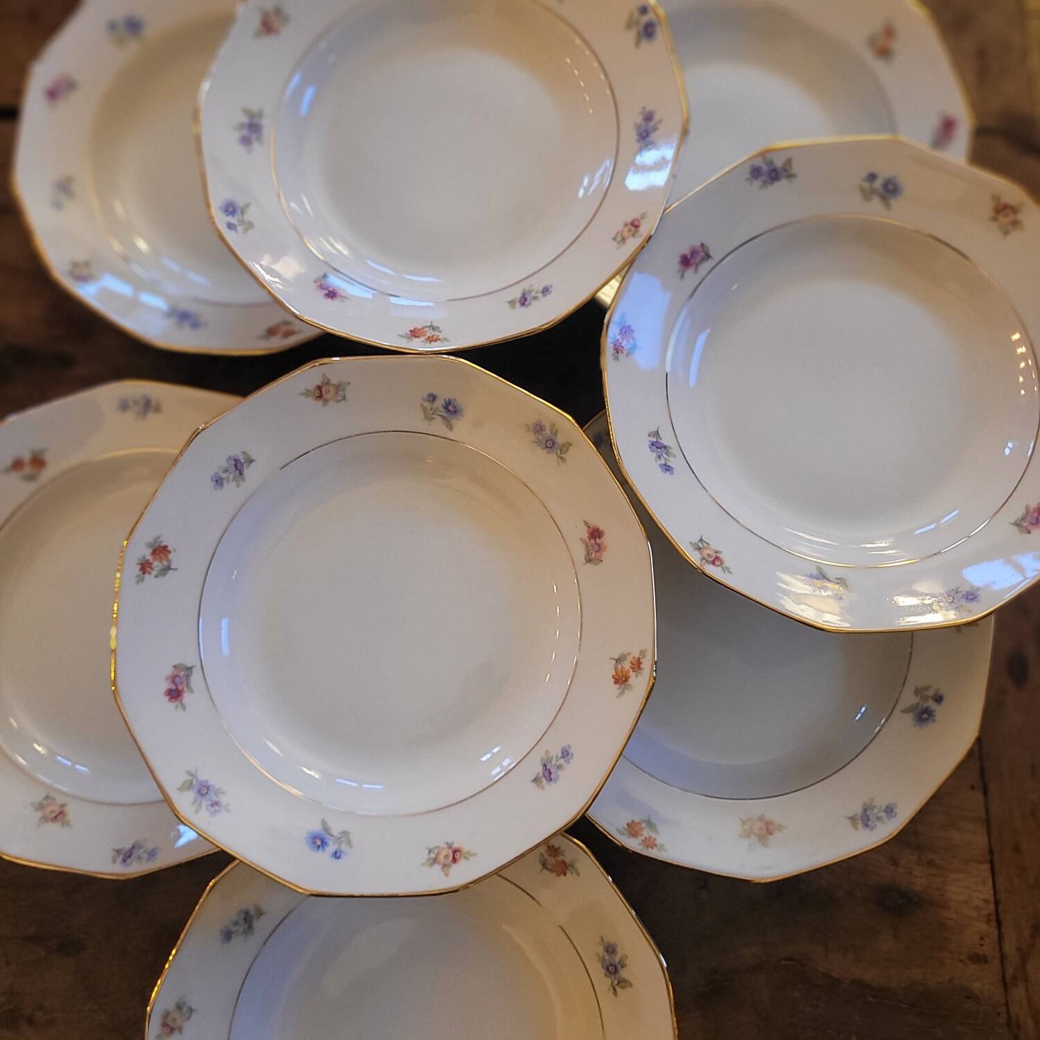 Porcelain soup plates - Decorated with small flowers and a gold rim