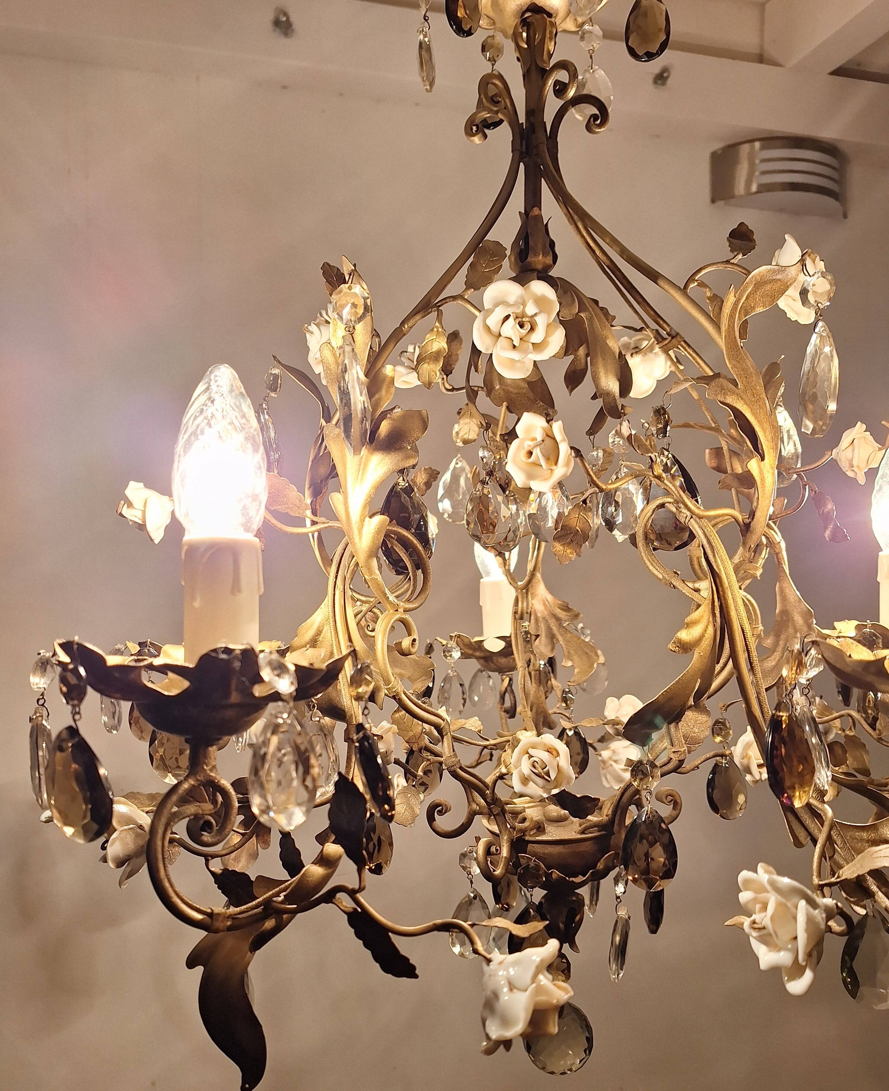 Lustre italien antique à 5 bras, roses en céramique et gouttes de cristal *ROMANCE*