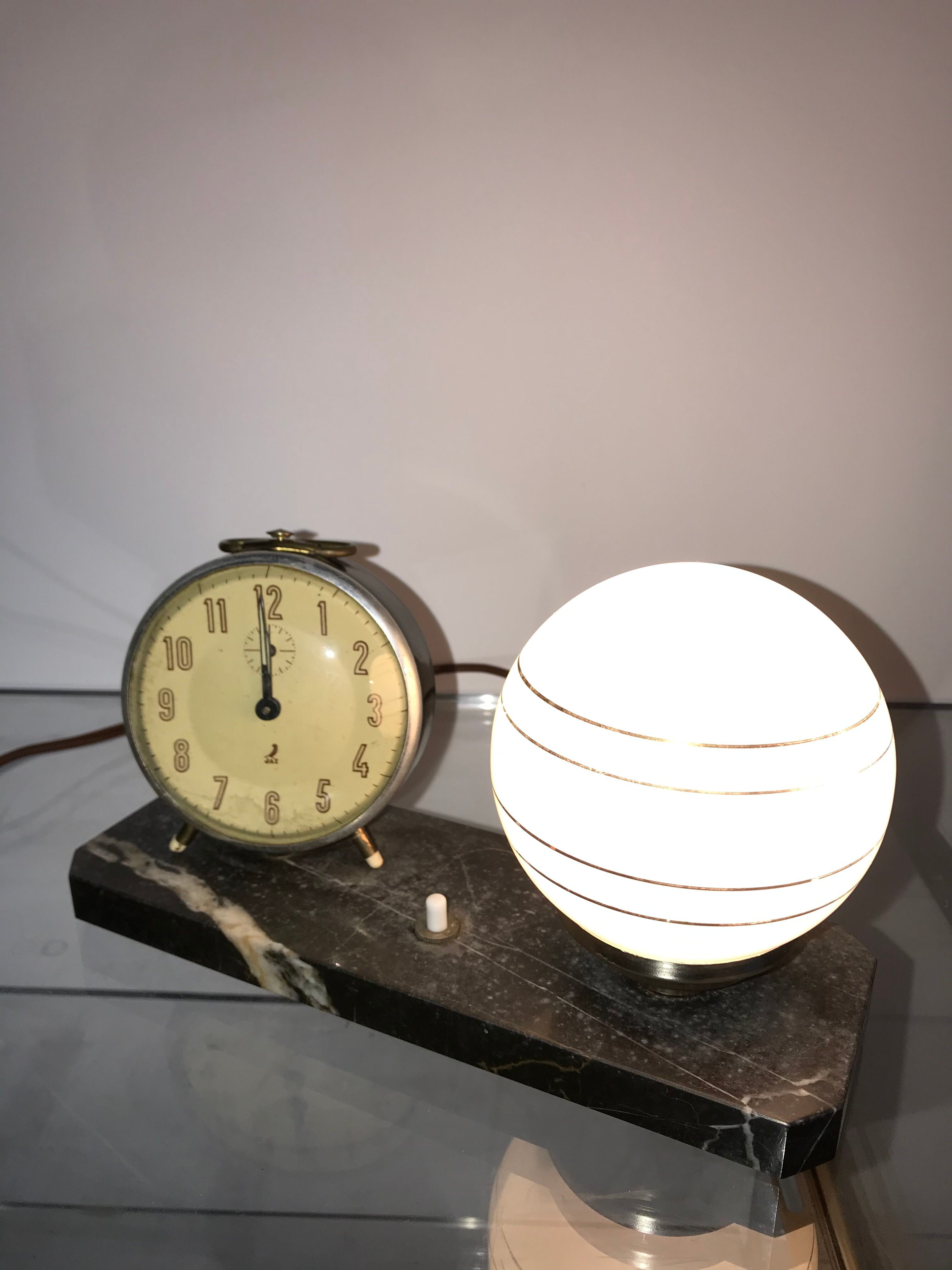 Lampe opaline sur marbre avec réveil Jaz