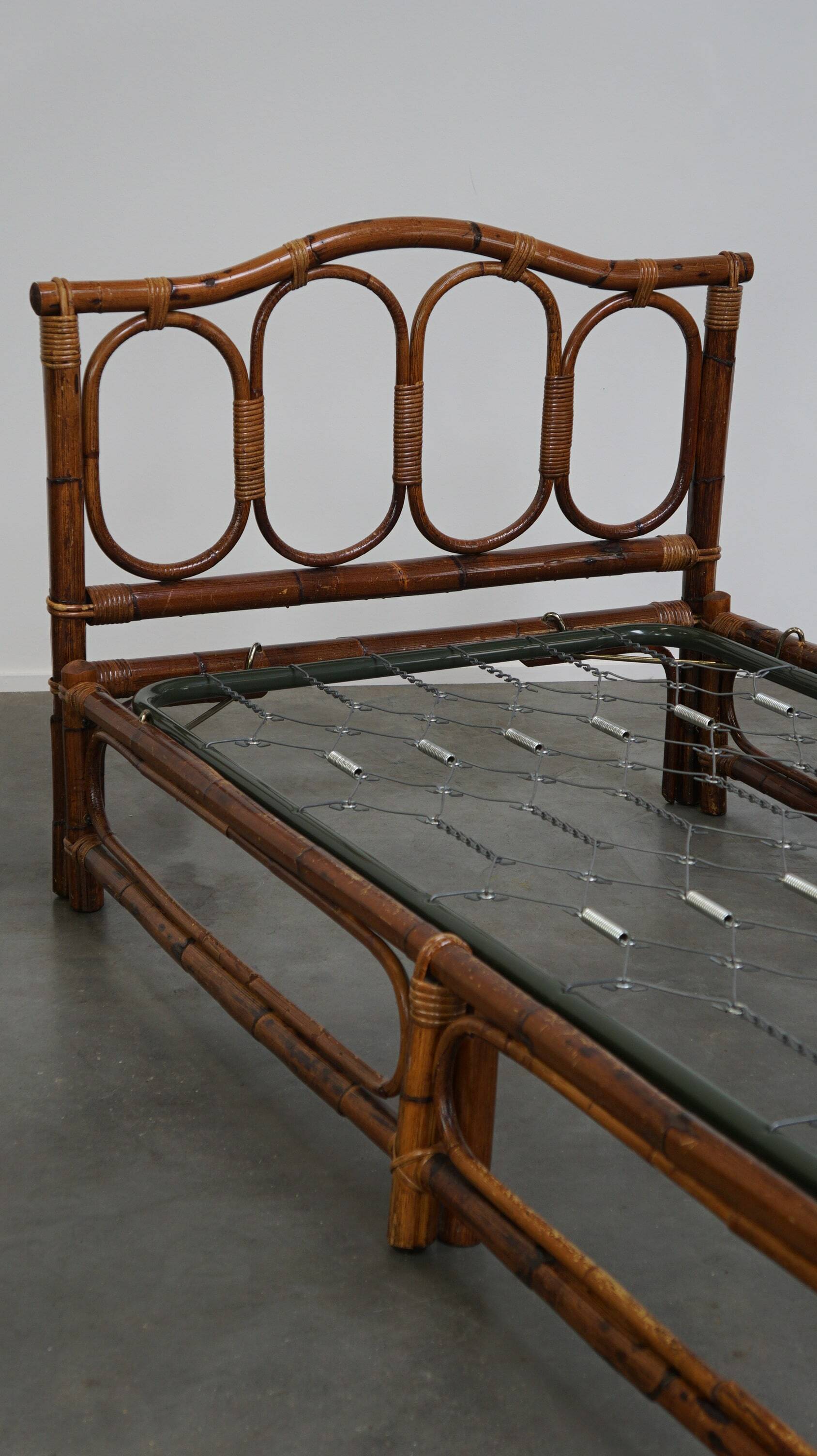 Vintage bamboo/rattan manou bed from the 70s with original spiral base