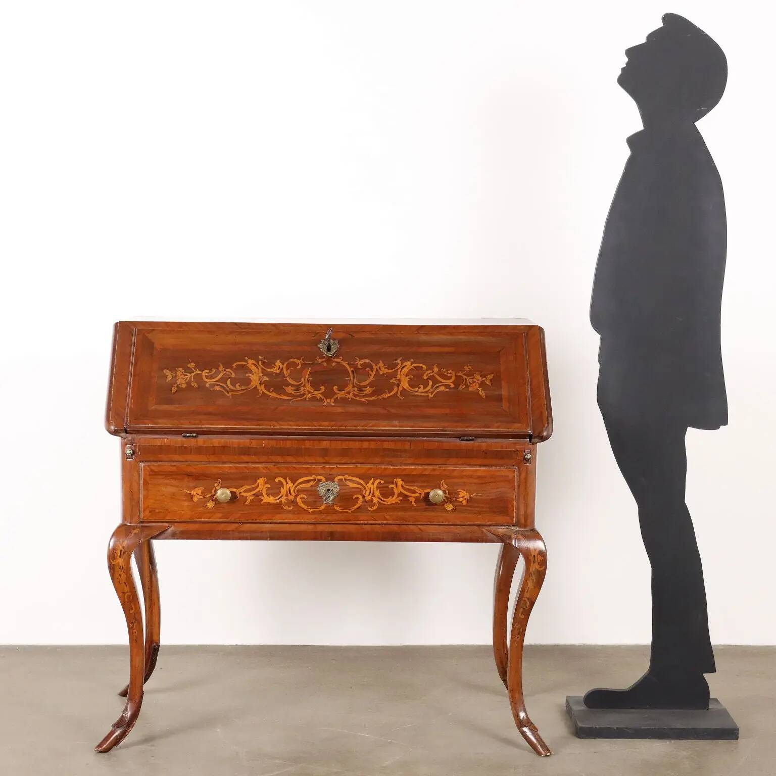Antique writing desk in walnut with drawers and inlays, Italy, 18th century.