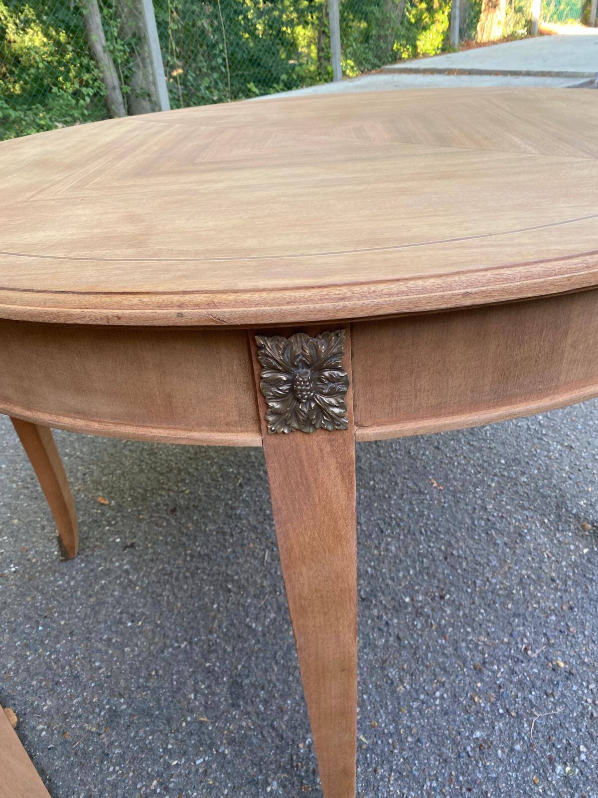 Round extendable dining table stripped in cherry wood with Louis XVI marquetry 1