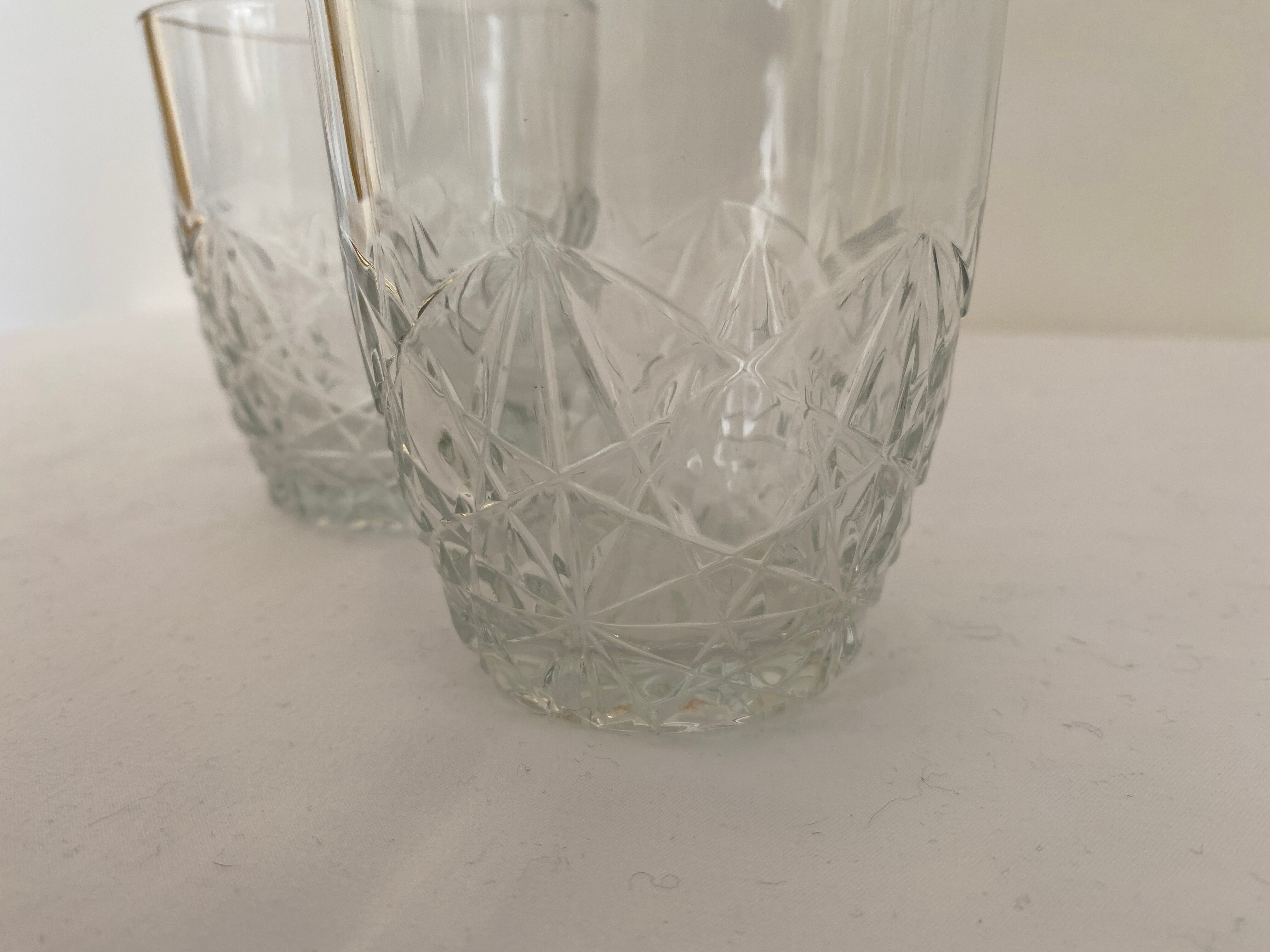 Set of 2 glasses with chissed water