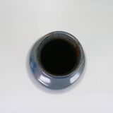 Grand vase en céramique émaillée bleu signé sous la base