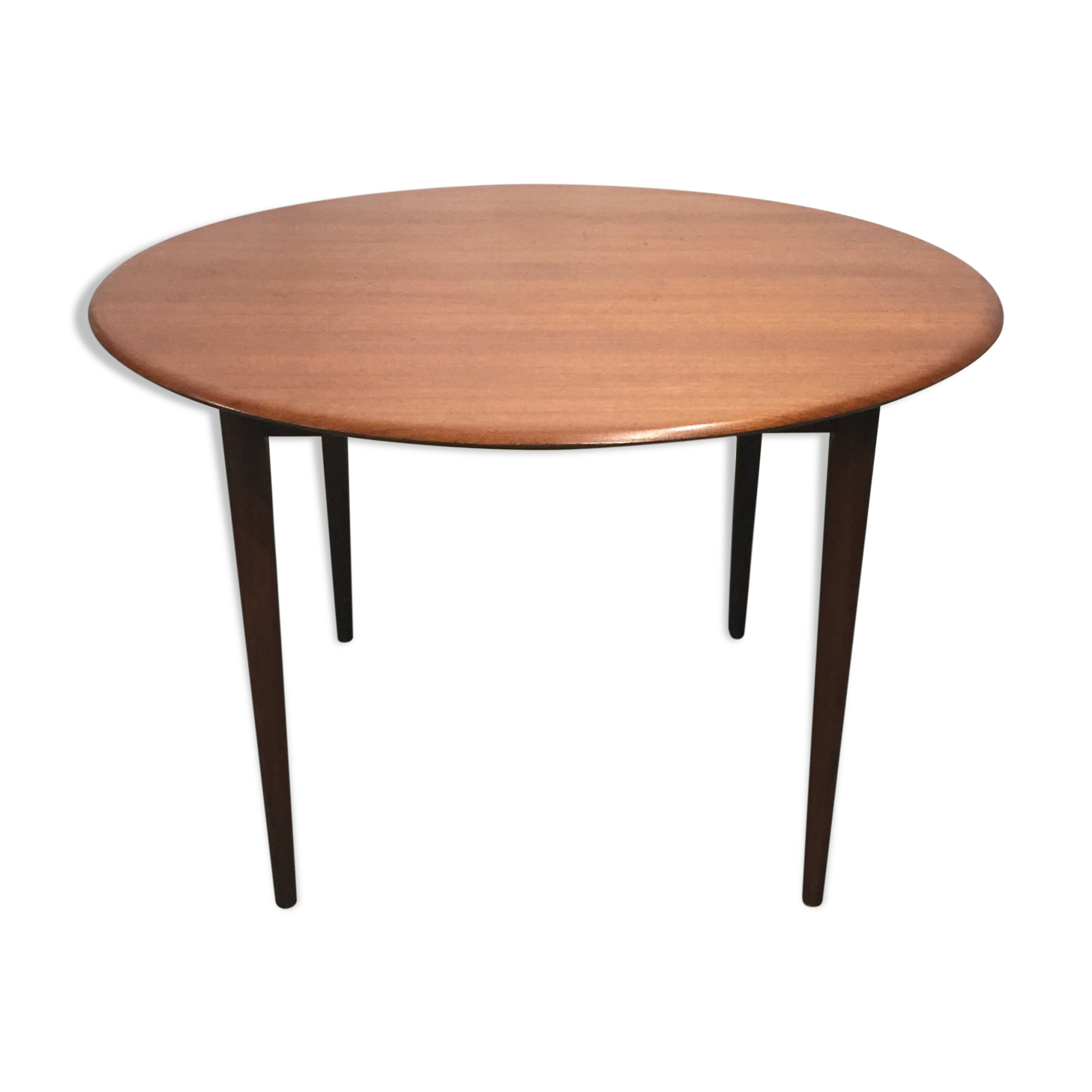 Round scandinavian dining table
