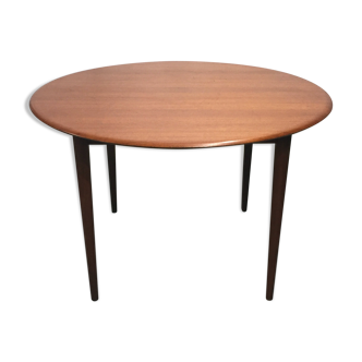Round scandinavian dining table
